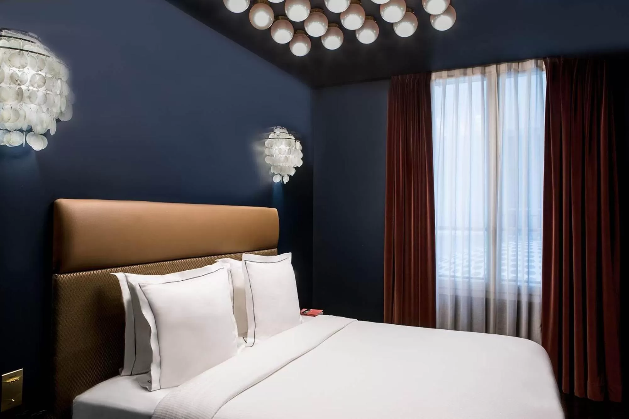 Bed in Hôtel du Rond-point des Champs-Élysées - Esprit de France