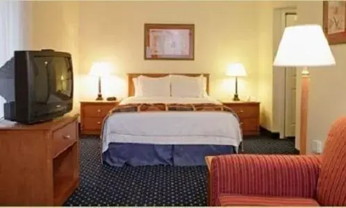 Bedroom, Bed in Hawthorn Suites - Fort Wayne