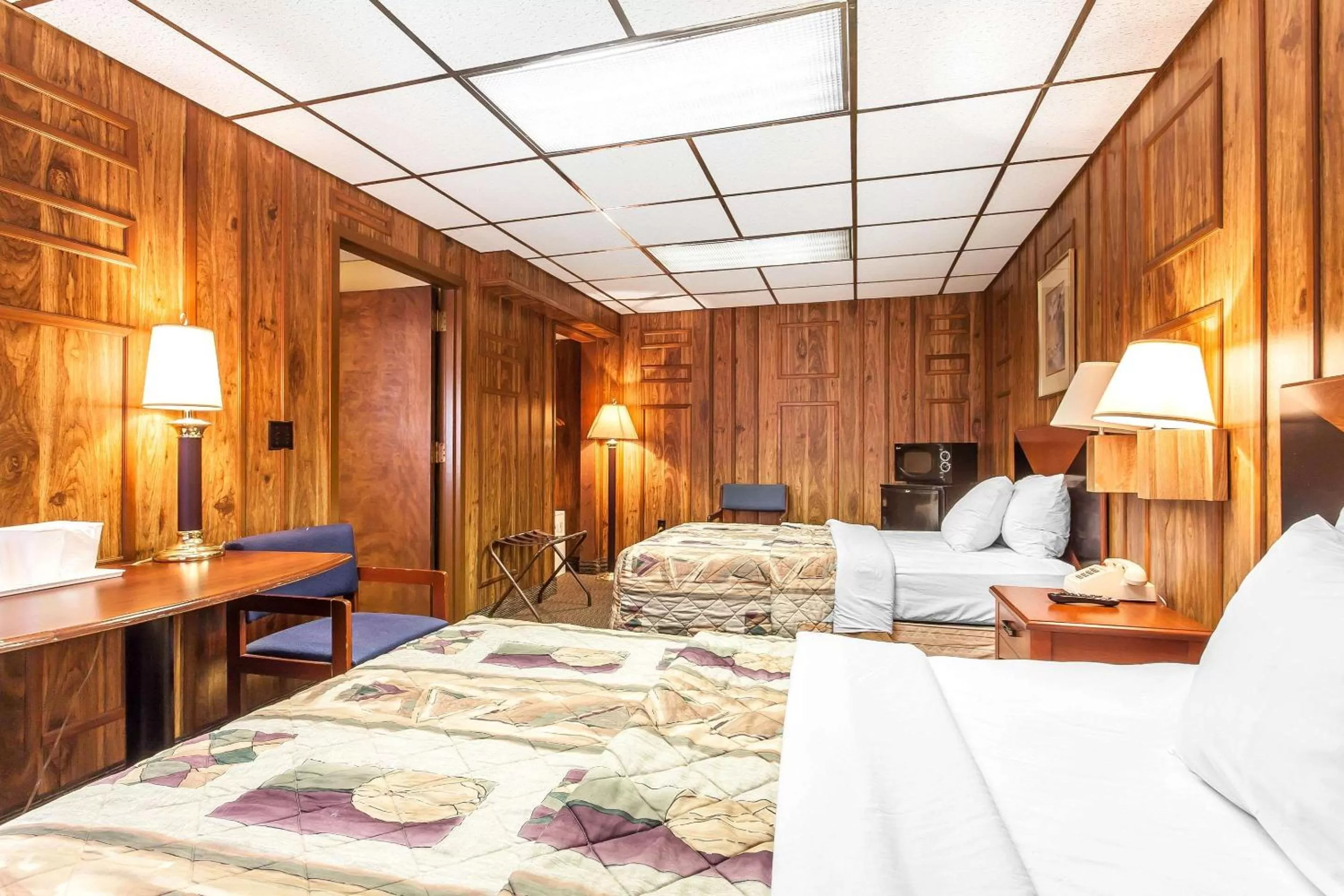 Photo of the whole room, Bed in Rodeway Inn Sandusky North