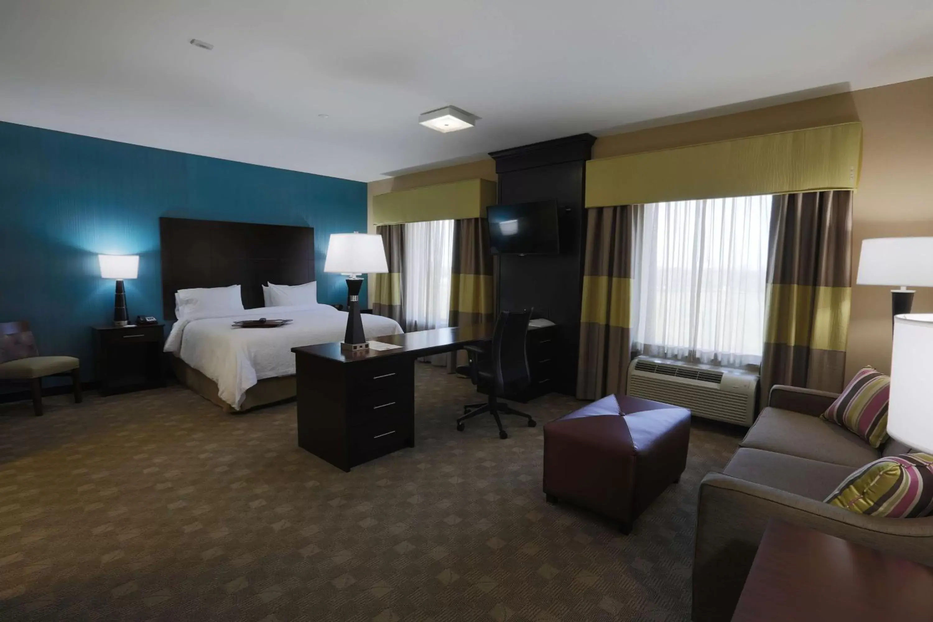 Bed in Hampton Inn and Suites Missouri City