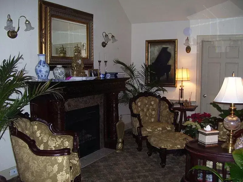 Living room, Lobby/Reception in Inn at the Olde Silk Mill