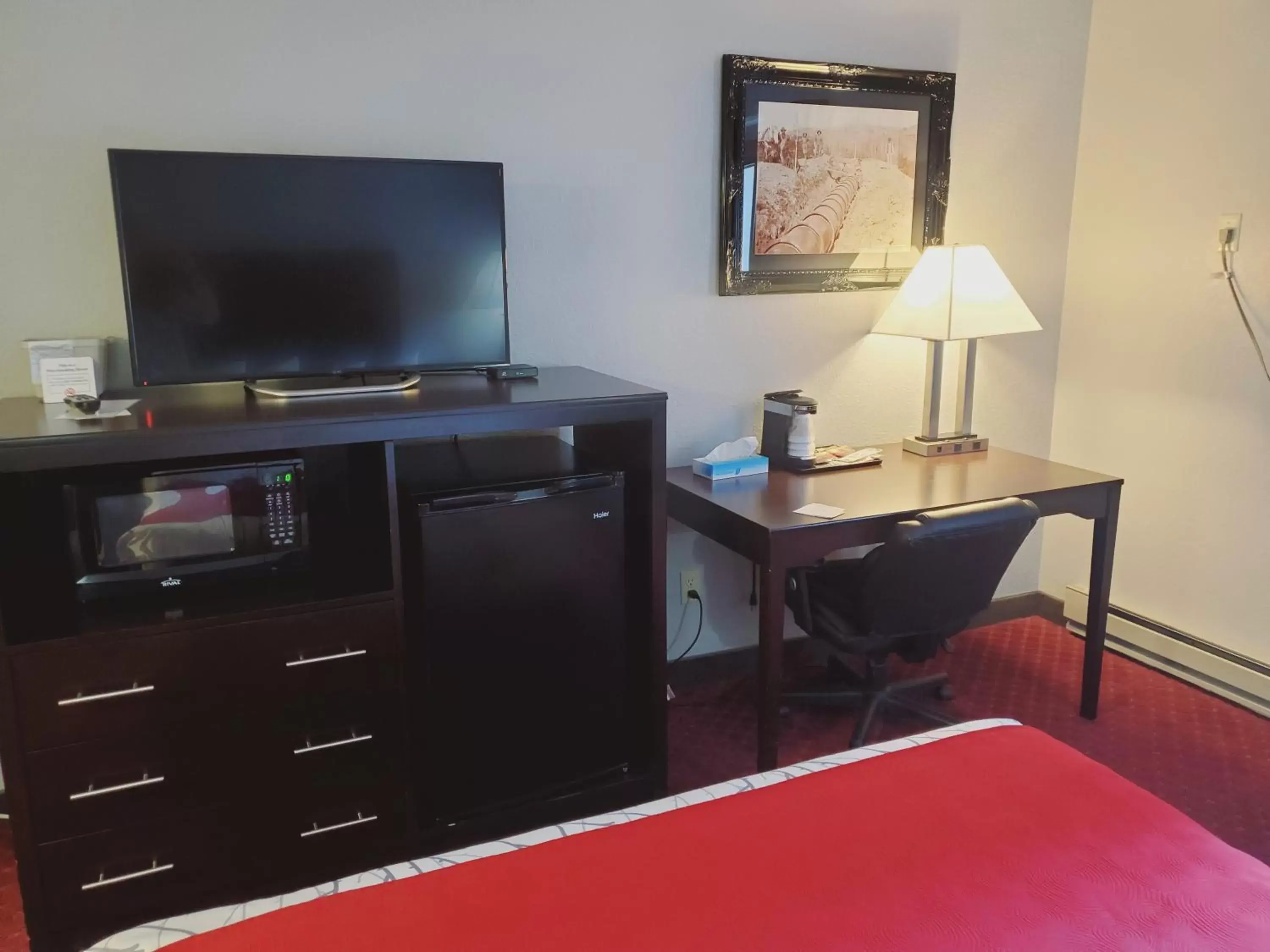 Bed, TV/Entertainment Center in Blackstone Lodge and Suites