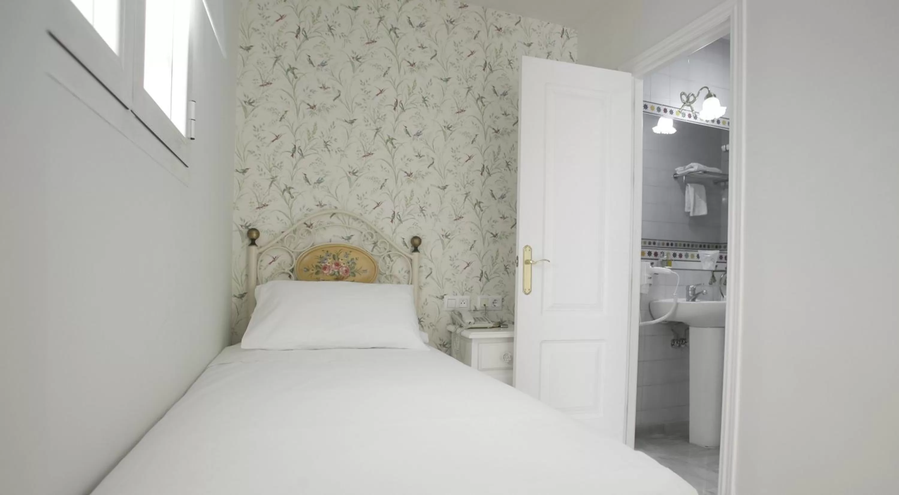 Bed in Basic Hotel Puerta de Sevilla