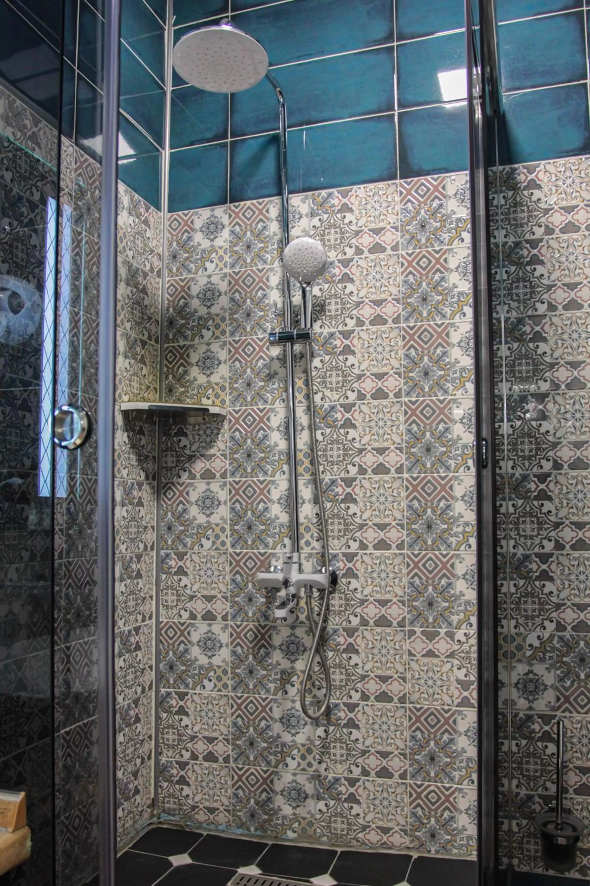 Shower, Bathroom in E-lite& Meatador