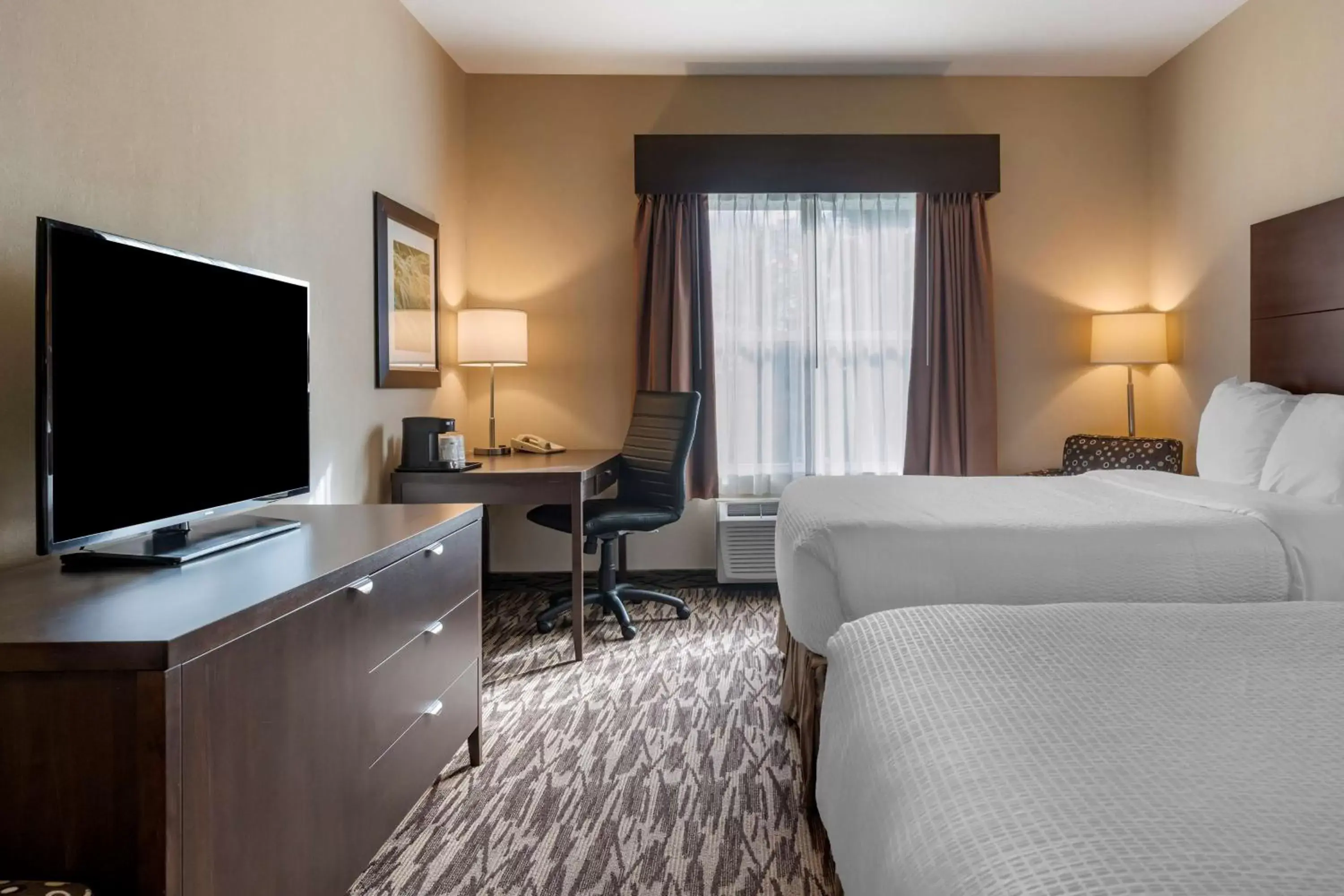 Bedroom, TV/Entertainment Center in Best Western Plus Bridgewater Hotel & Convention Centre