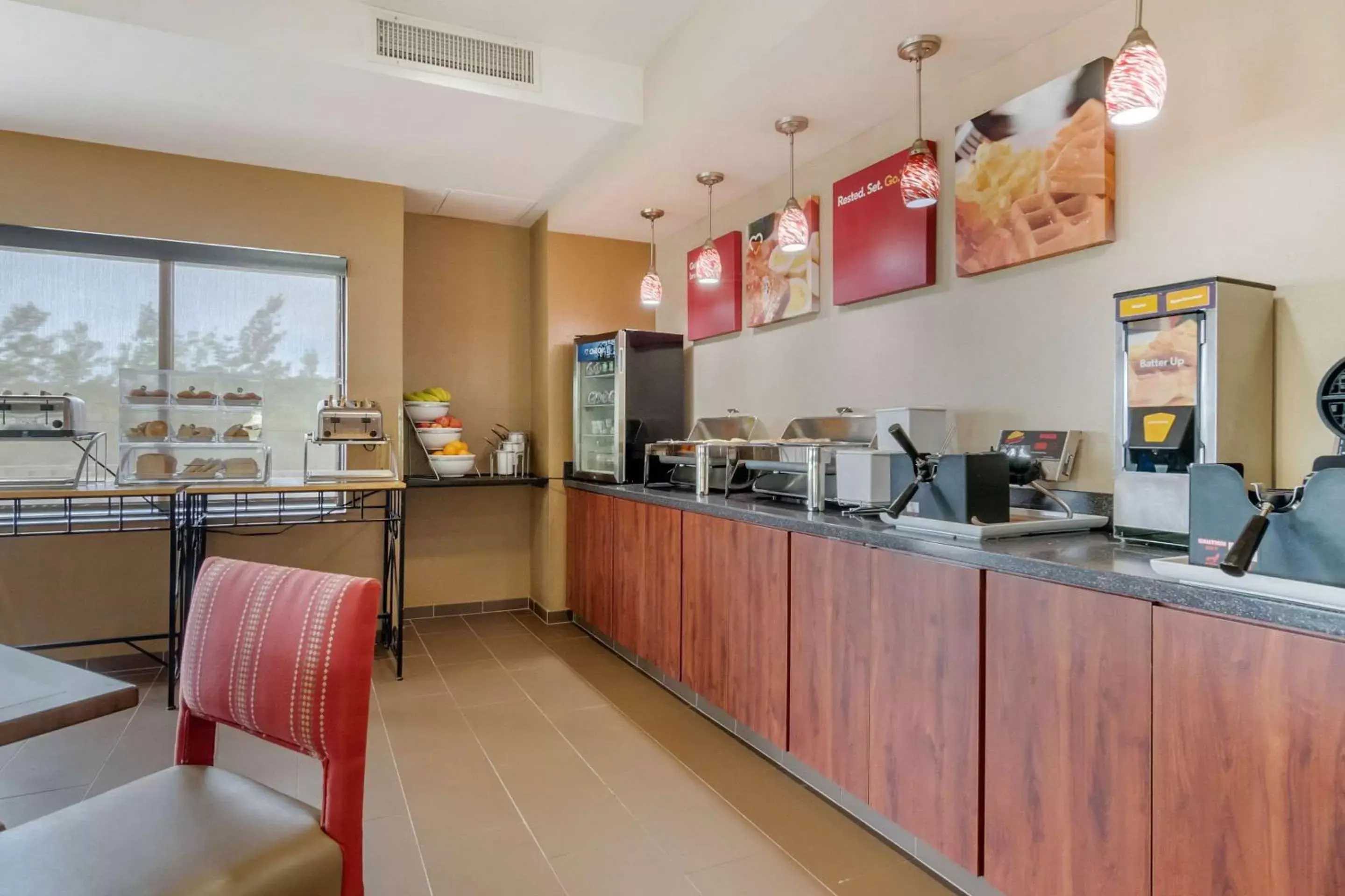 Restaurant/places to eat in Comfort Suites Speedway - Kansas City