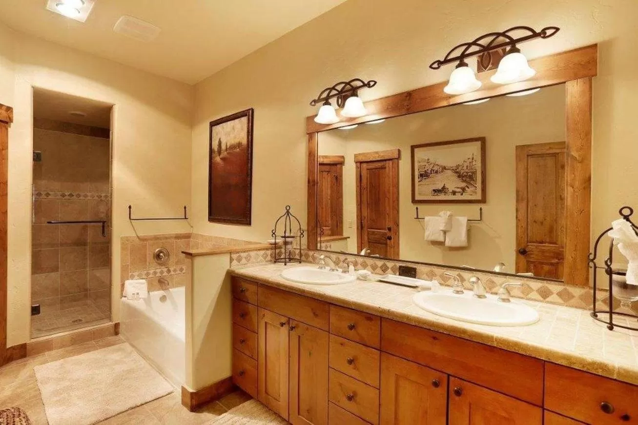 Photo of the whole room in Mountain Thunder Lodge