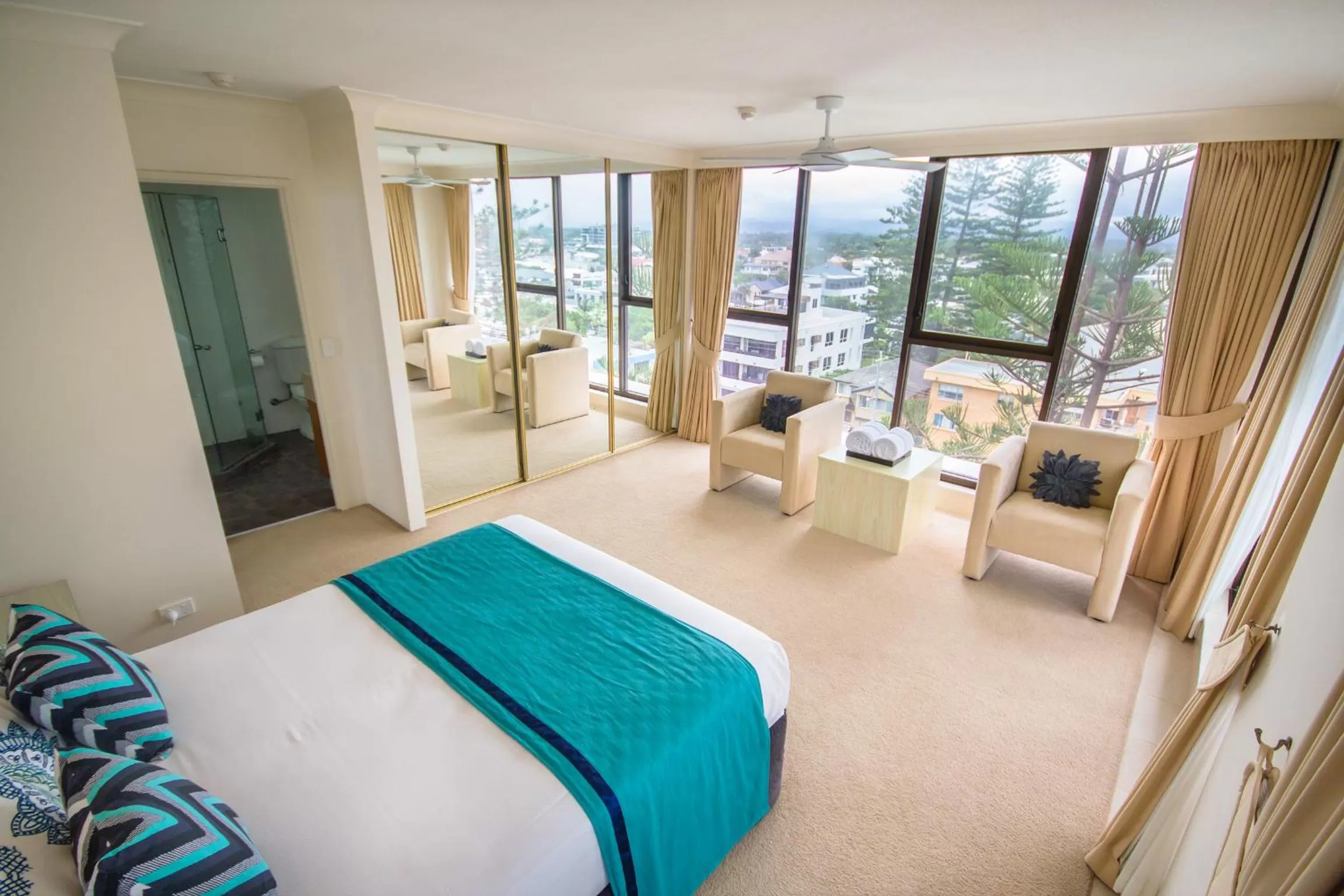 Shower, Bed in Albatross North Apartments