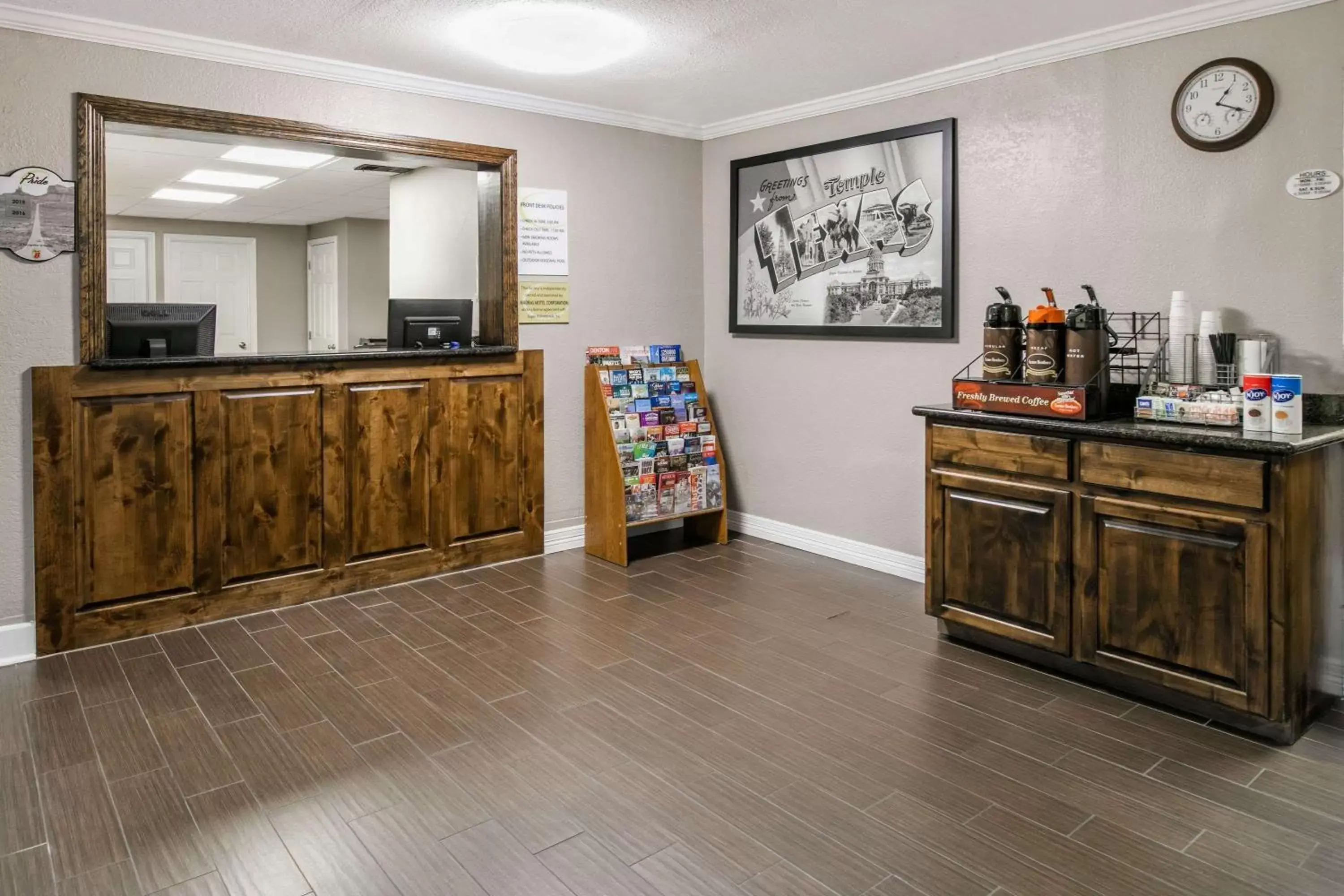 Lobby or reception, Kitchen/Kitchenette in Super 8 by Wyndham Temple S General Bruce