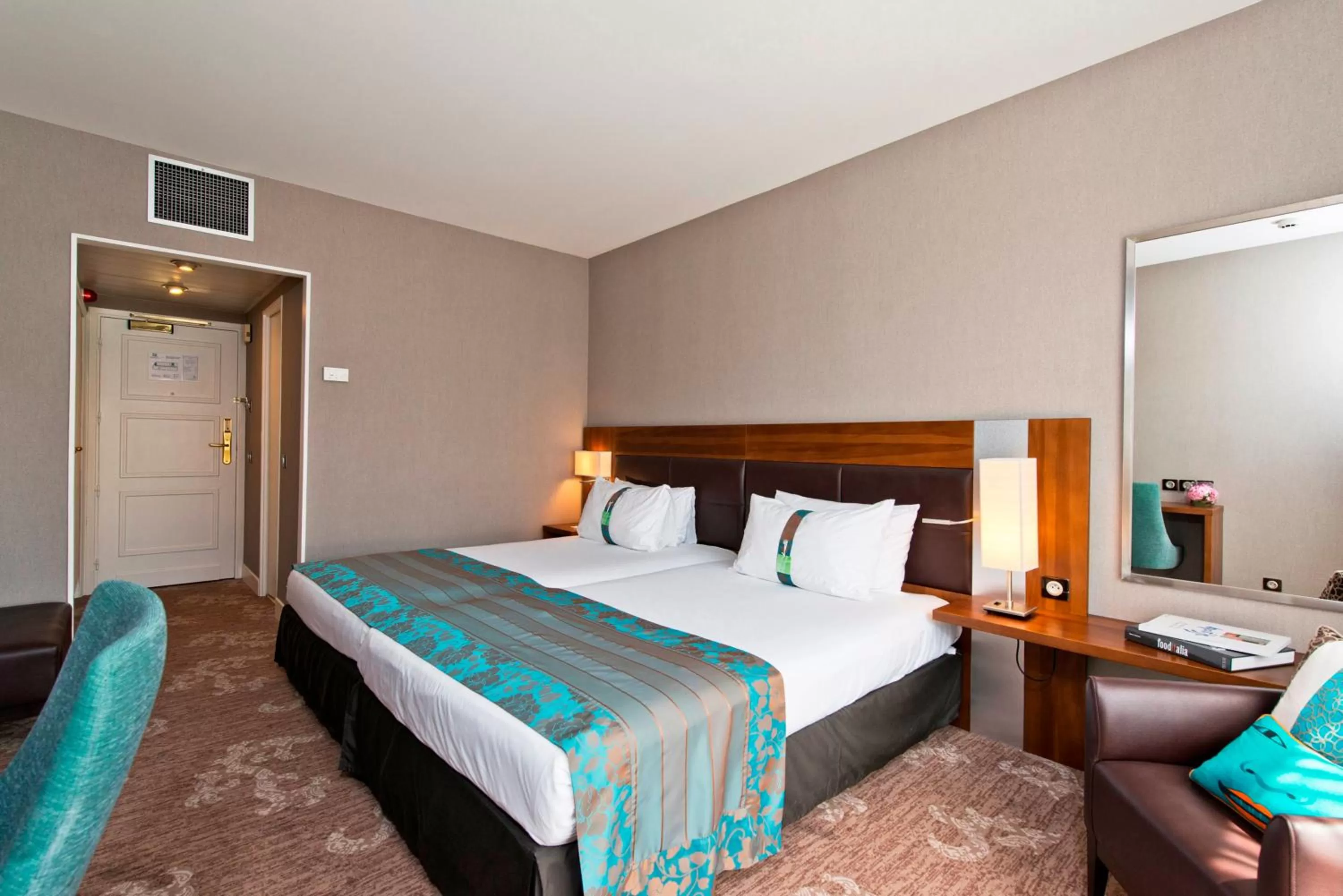 Photo of the whole room, Bed in Holiday Inn Nice by IHG