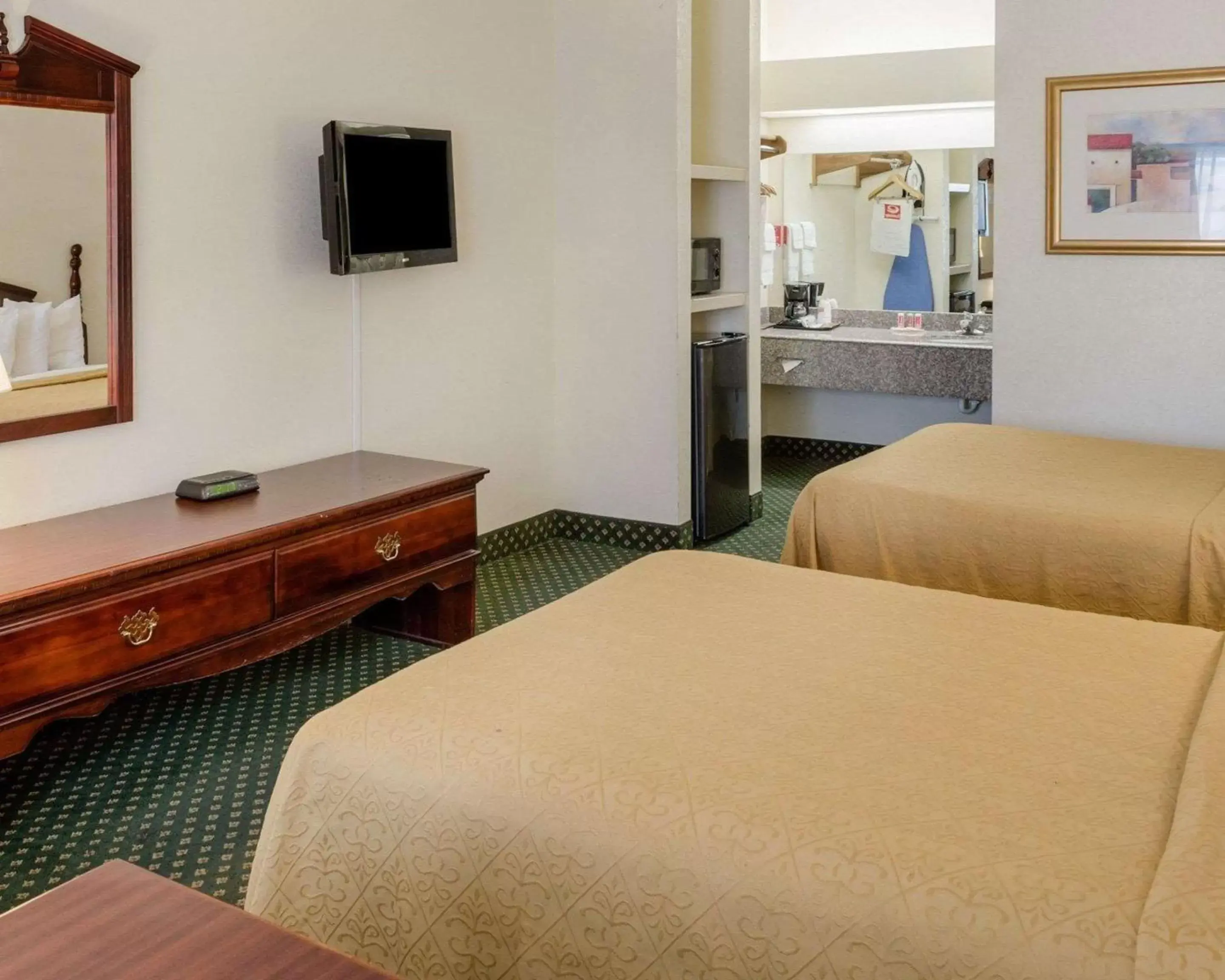 Photo of the whole room, Bed in Econo Lodge Inn & Suites Philadelphia