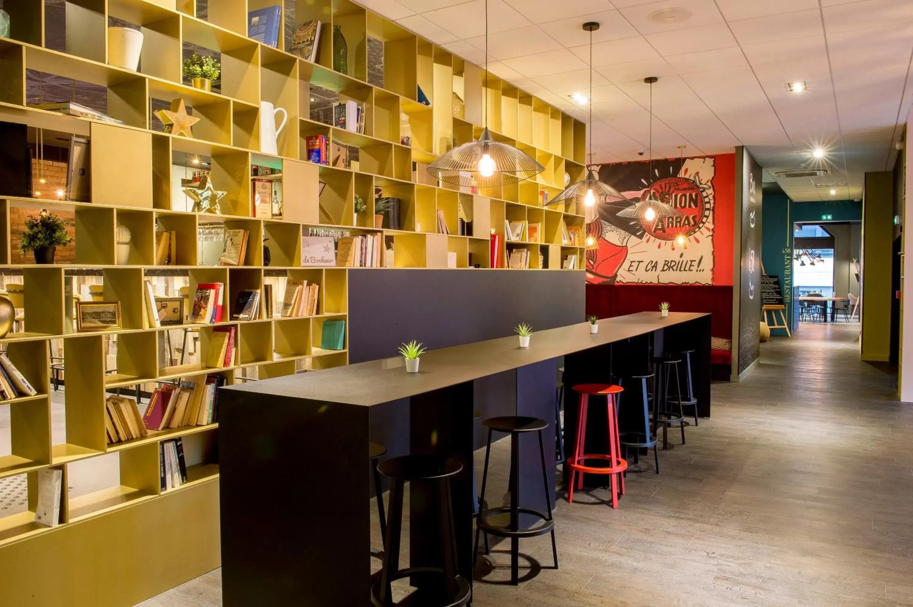 Lounge or bar, Library in Mercure Arras Centre Gare