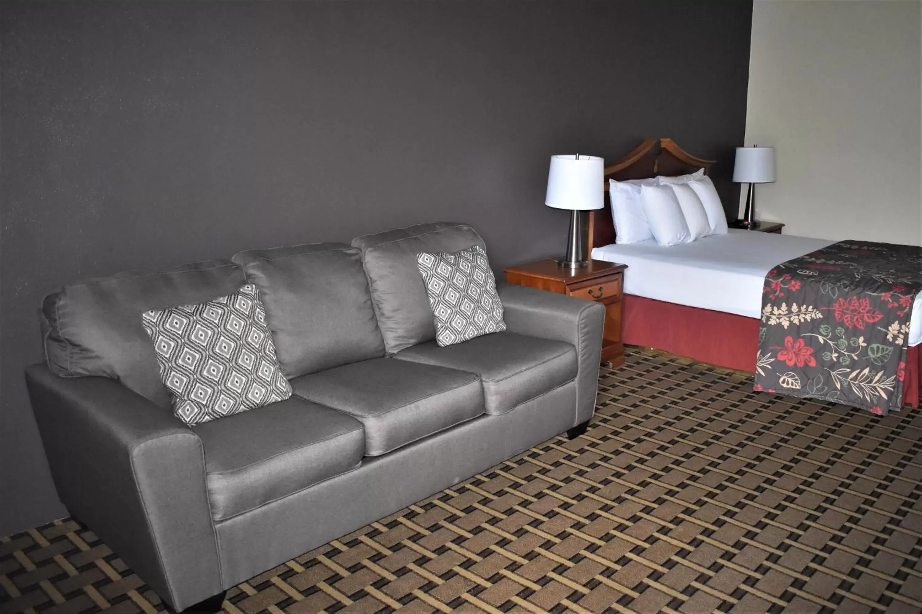 Standard Queen Room in Gadsden Inn and Suites