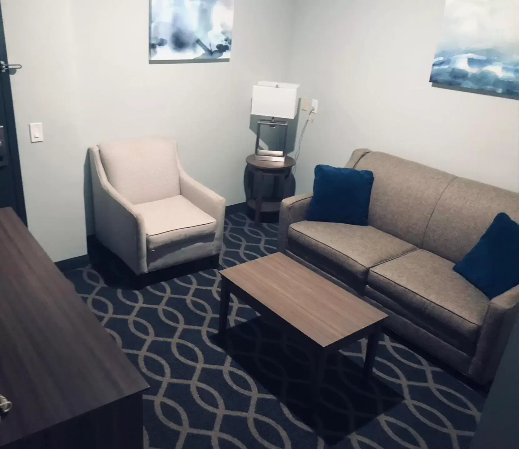 Seating Area in Wingate by Wyndham Humble/Houston Intercontinental Airport