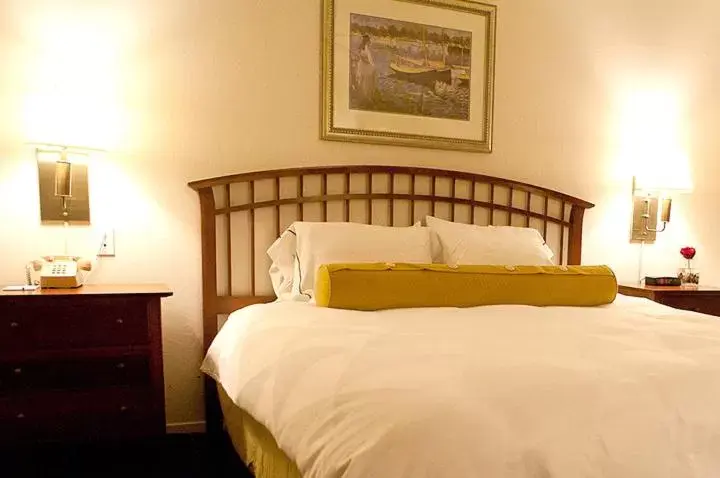 Bed in Coral Reef Inn & Condo Suites