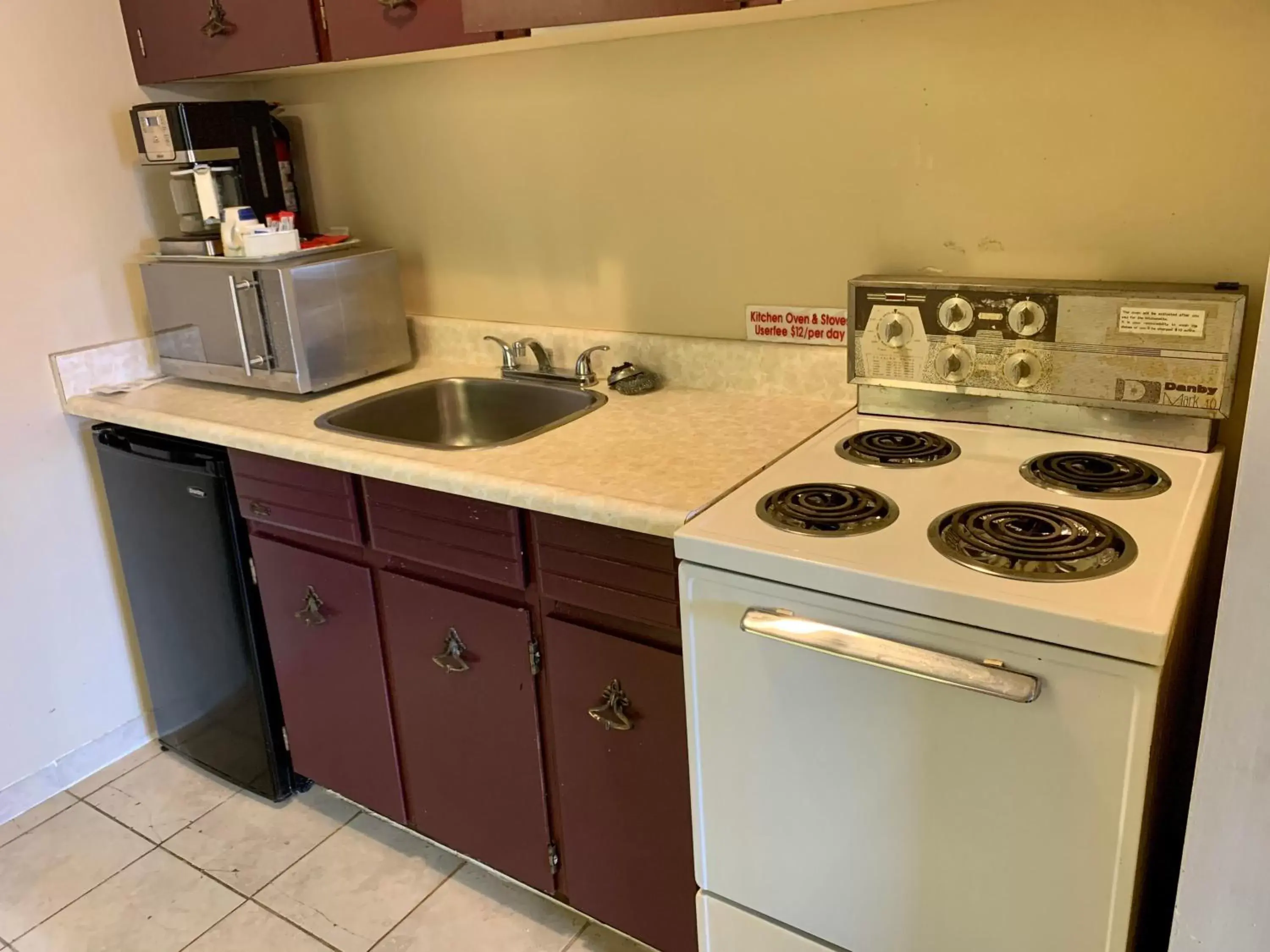 Kitchen/Kitchenette in Windsor Motel