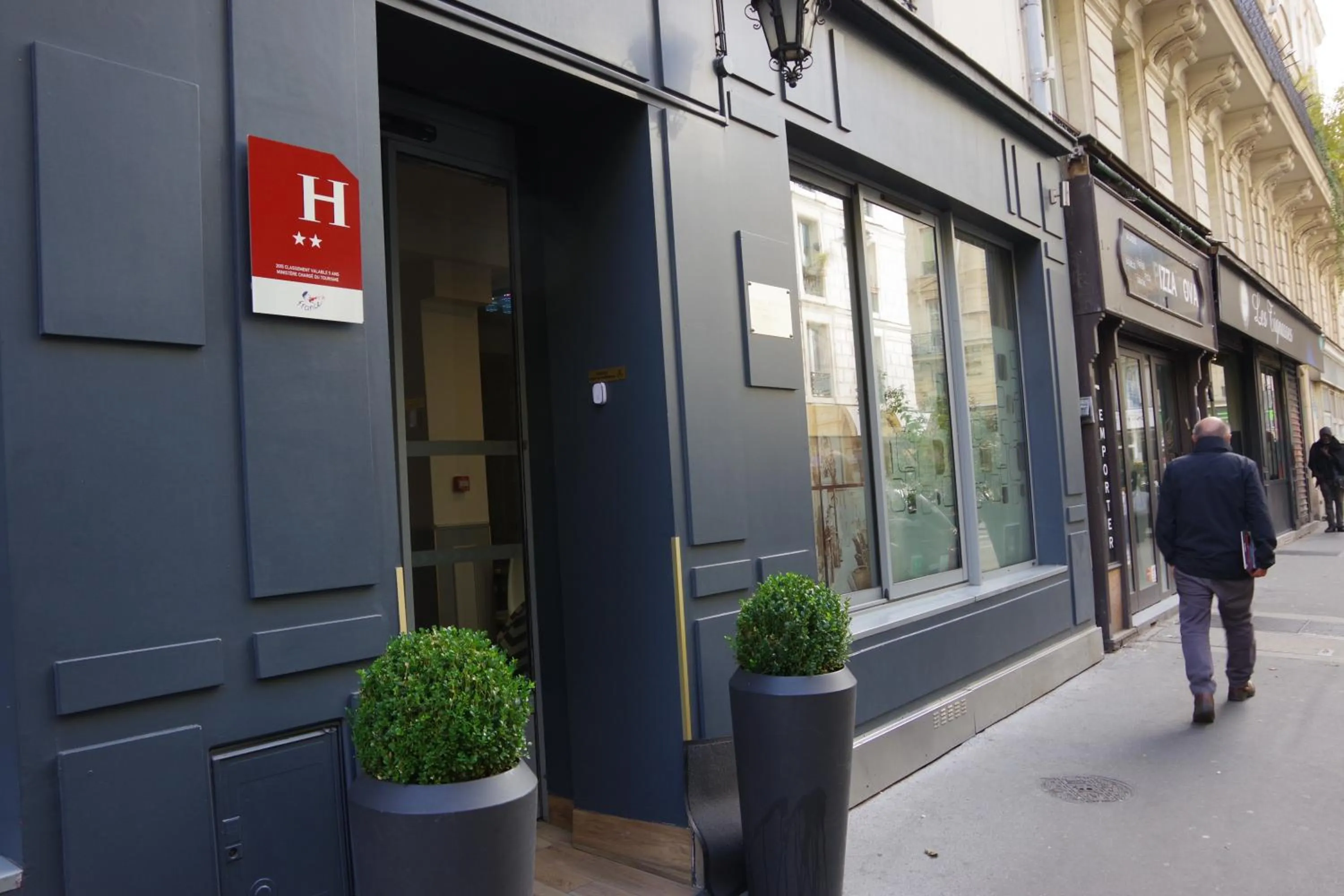 Facade/entrance in District Republique