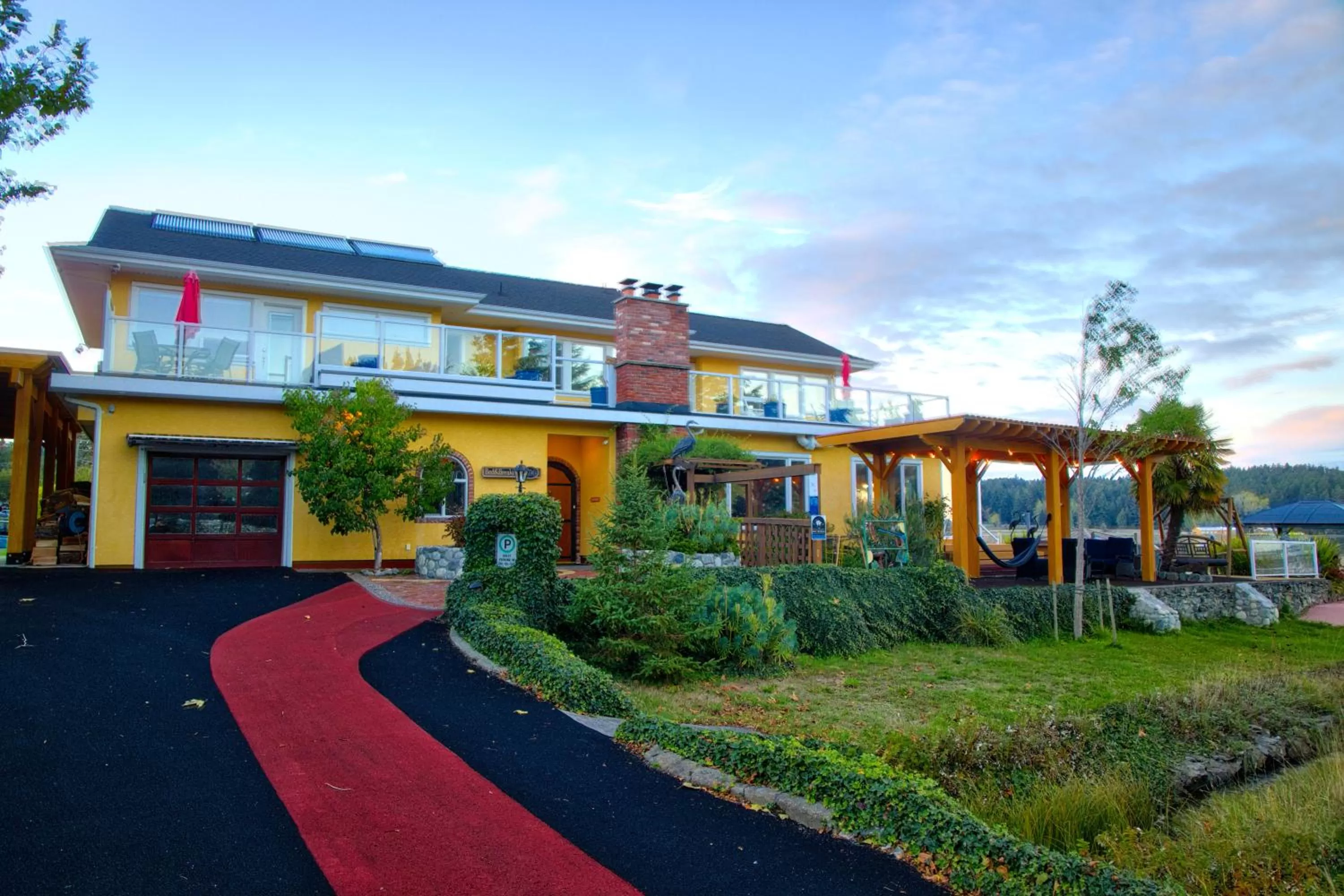 Property building in Birds of a Feather Victoria Oceanfront Studio Suites