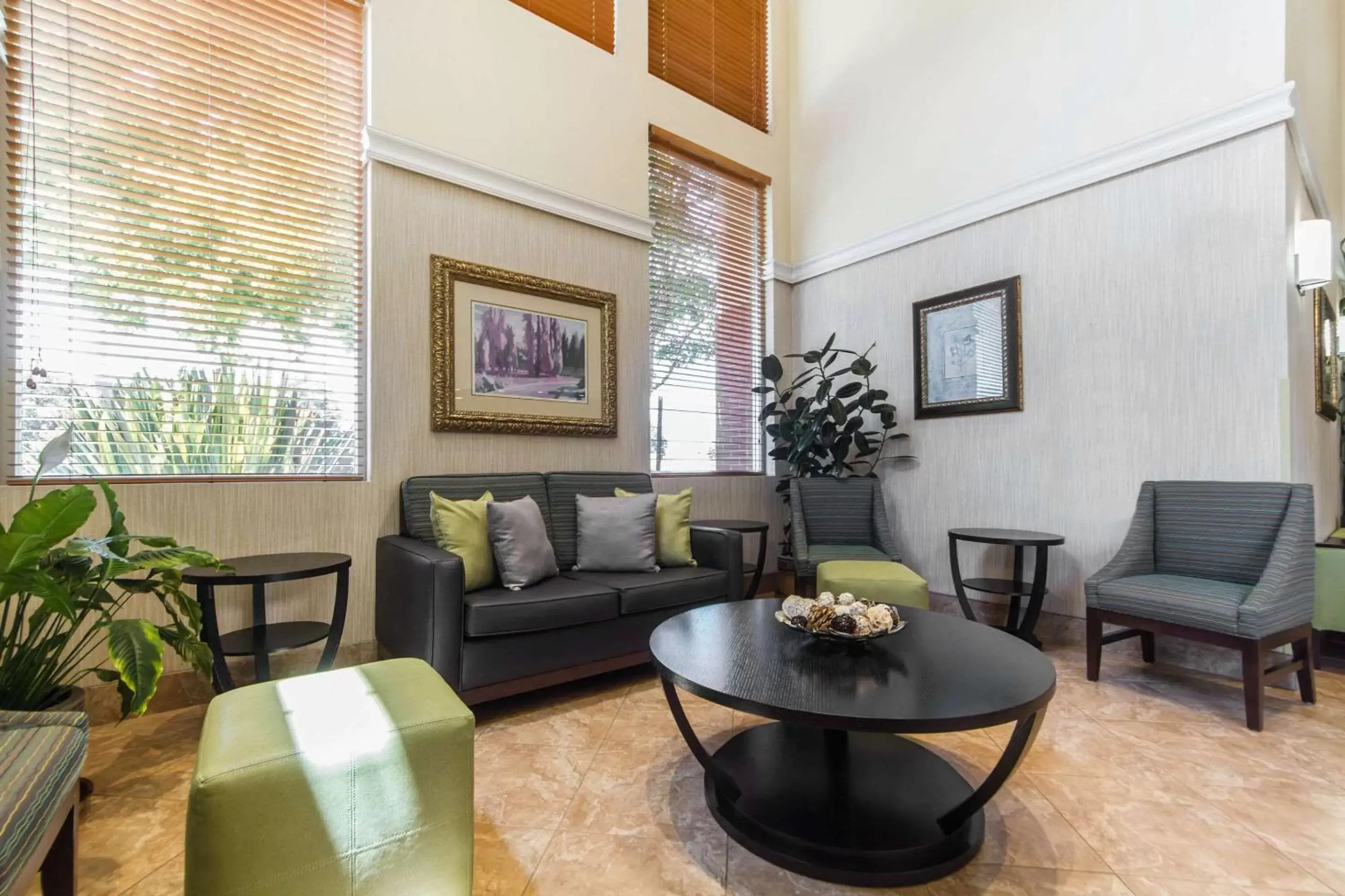 Lobby or reception, Seating Area in Quality Inn San Jose Airport - Silicon Valley