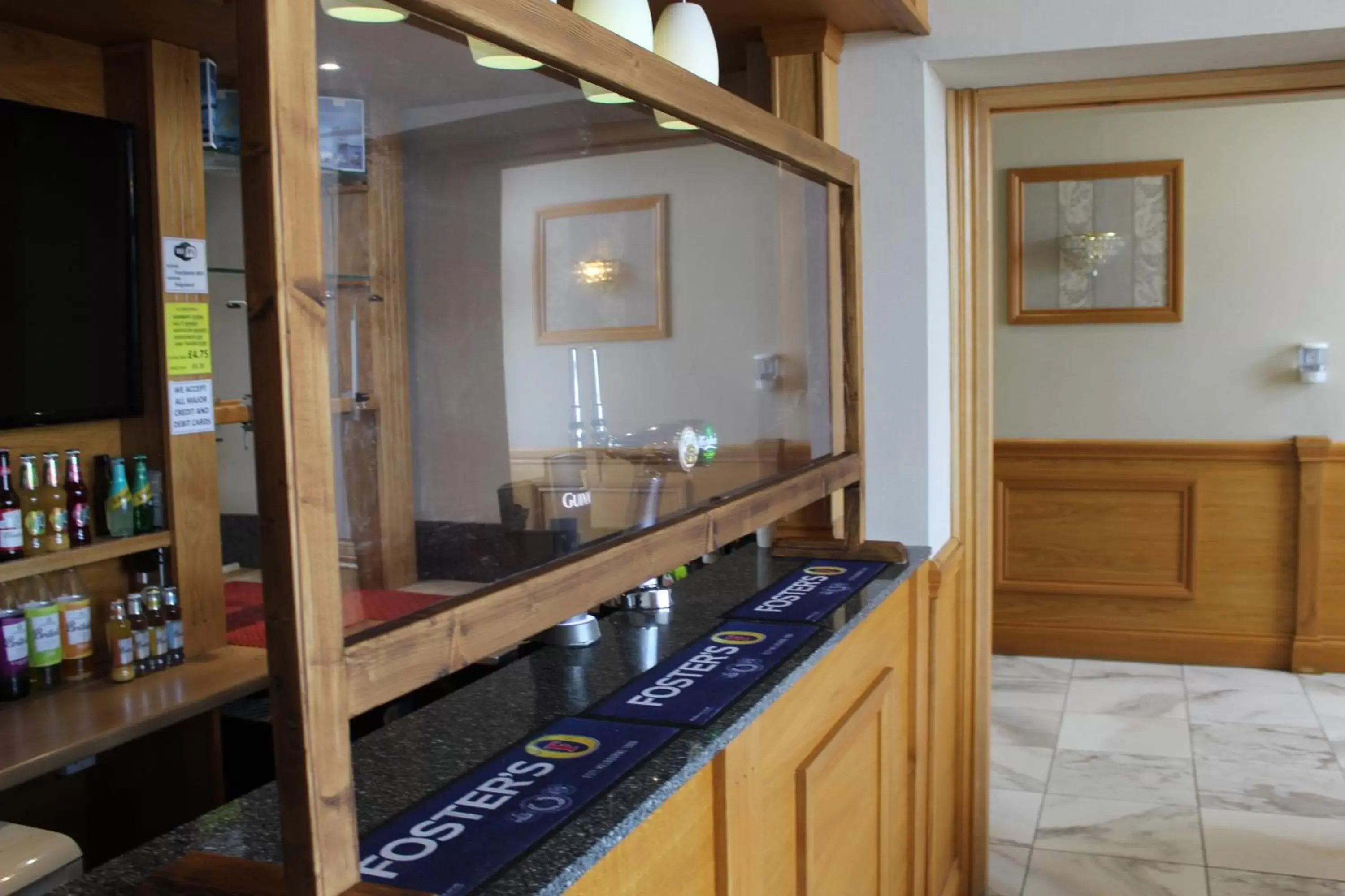 Lounge or bar, Kitchen/Kitchenette in Four Saints Brig Y Don Hotel