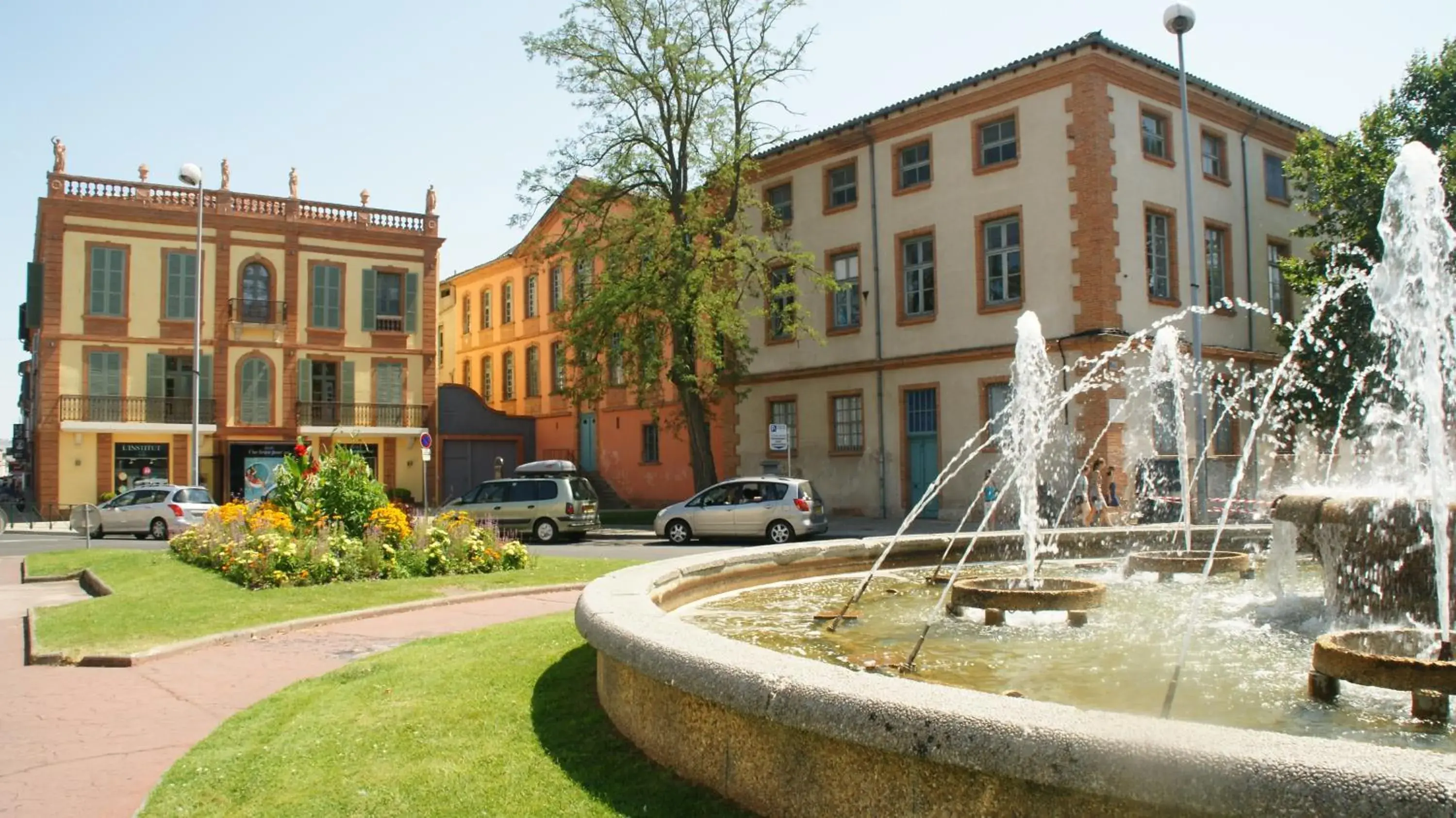 Neighbourhood, Property Building in Brit Hotel Confort Montauban