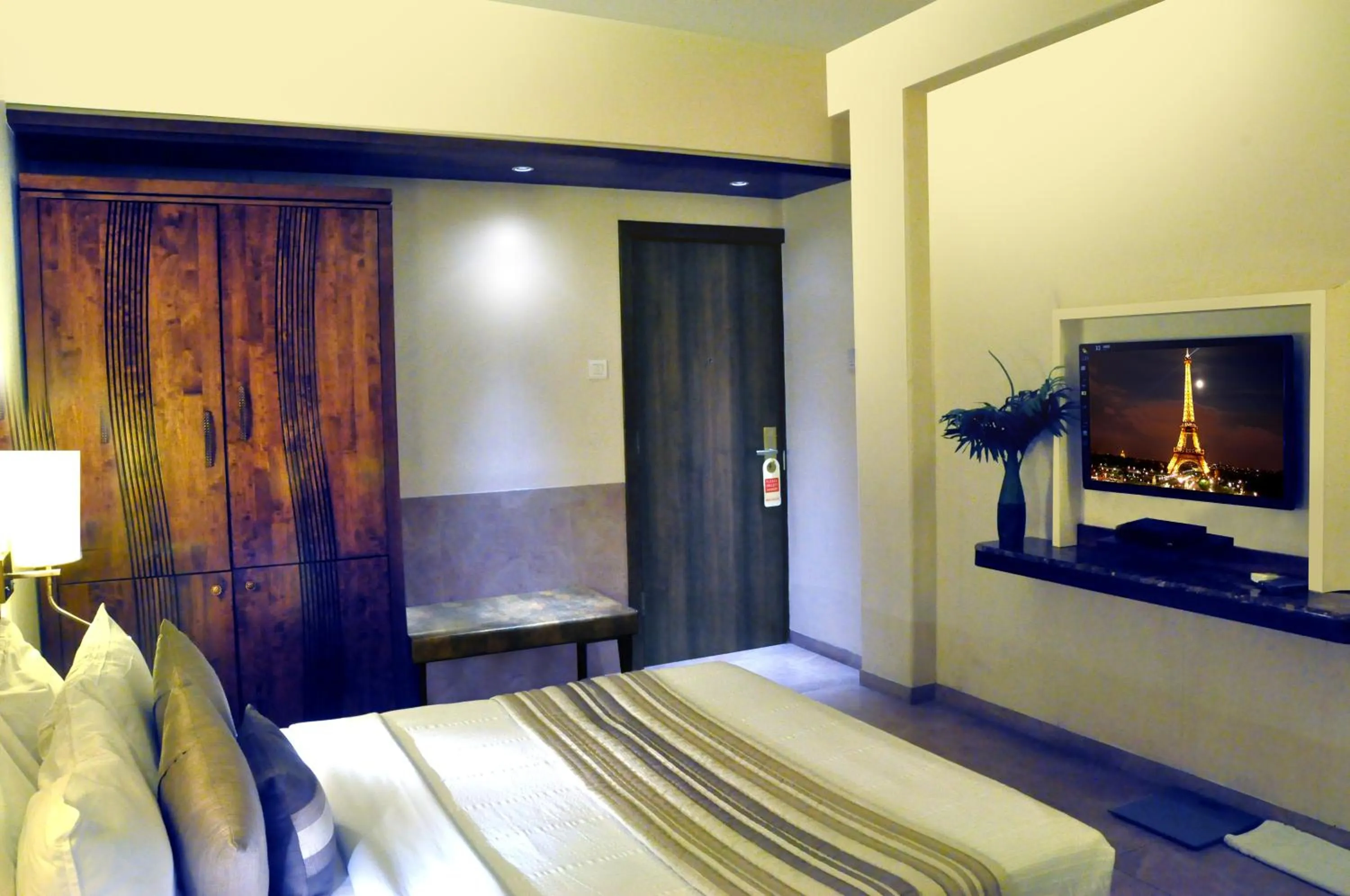 Photo of the whole room, Bed in Abbott Hotel