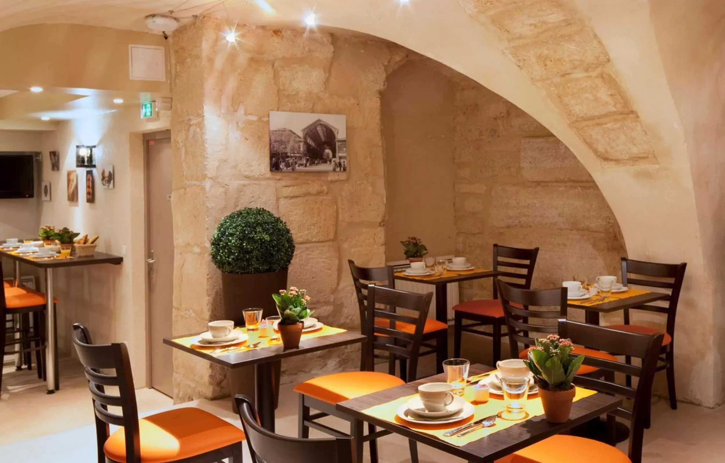 Restaurant/Places to Eat in Hotel Saint Honore 85