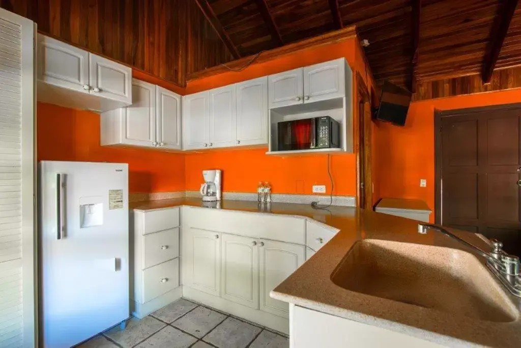 Kitchen or kitchenette, Kitchen/Kitchenette in Beach Break Resort