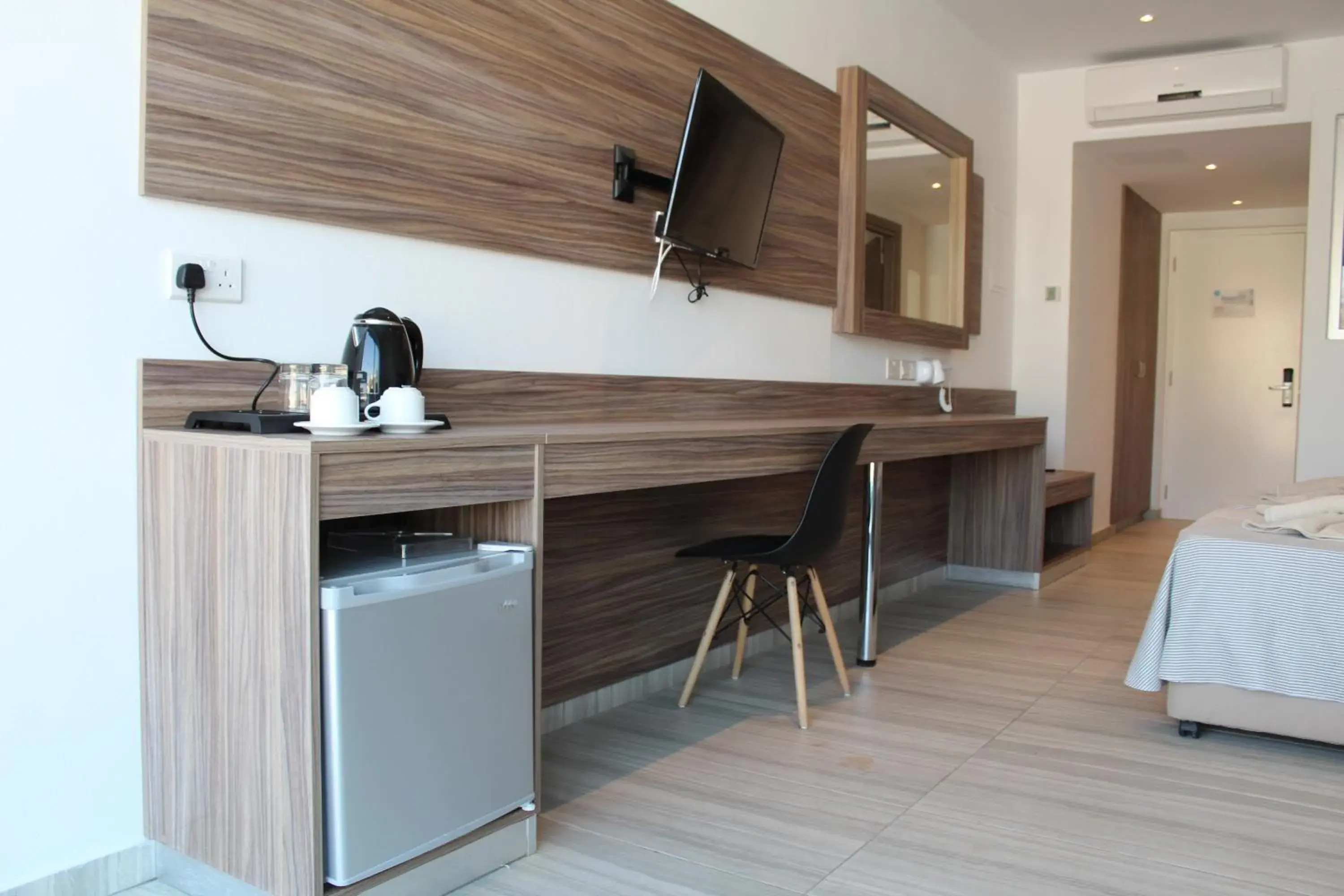 TV and multimedia, Kitchen/Kitchenette in Fedrania Gardens Hotel