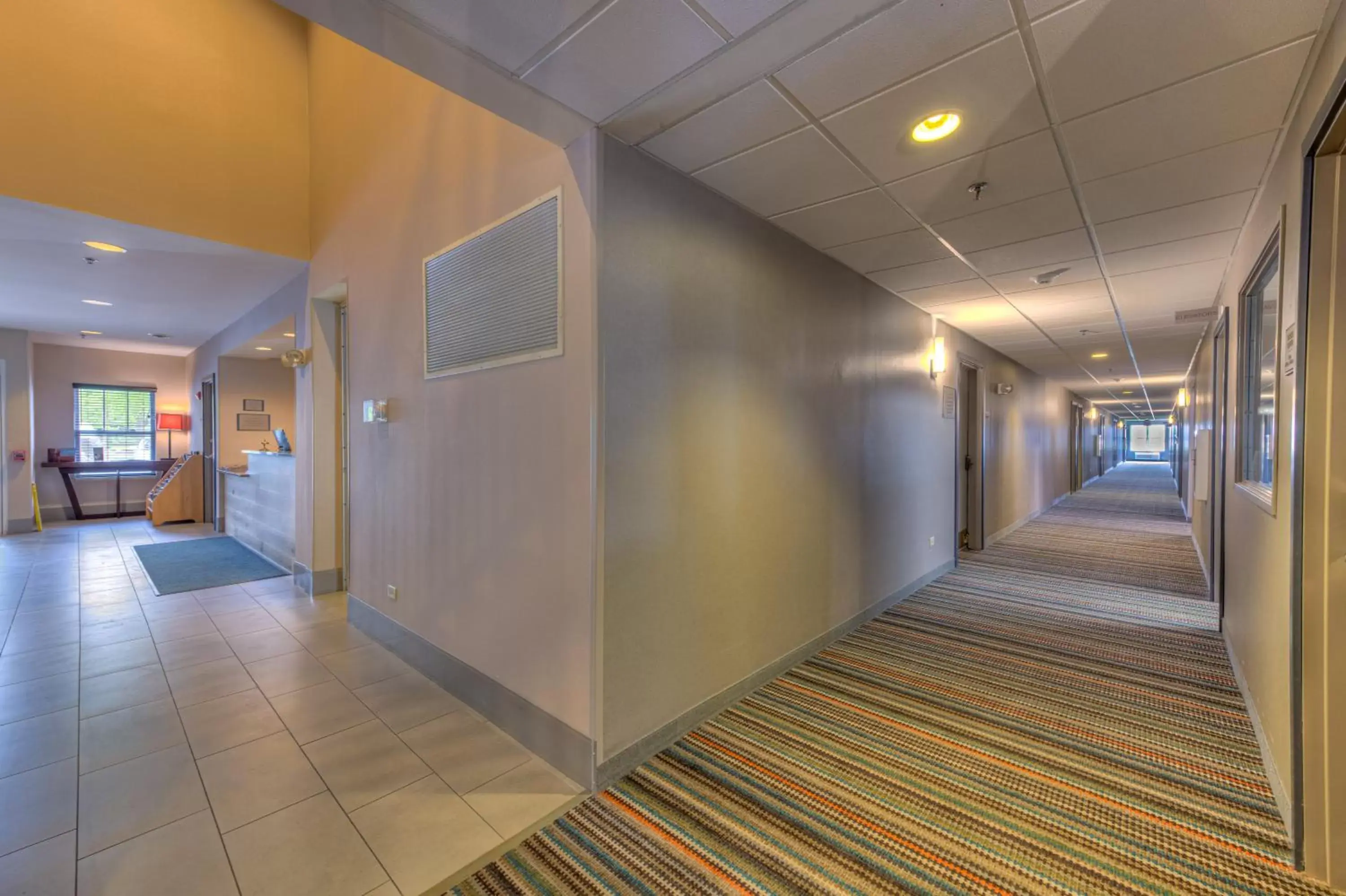 Property building in Country Inn & Suites by Radisson, Crystal Lake, IL