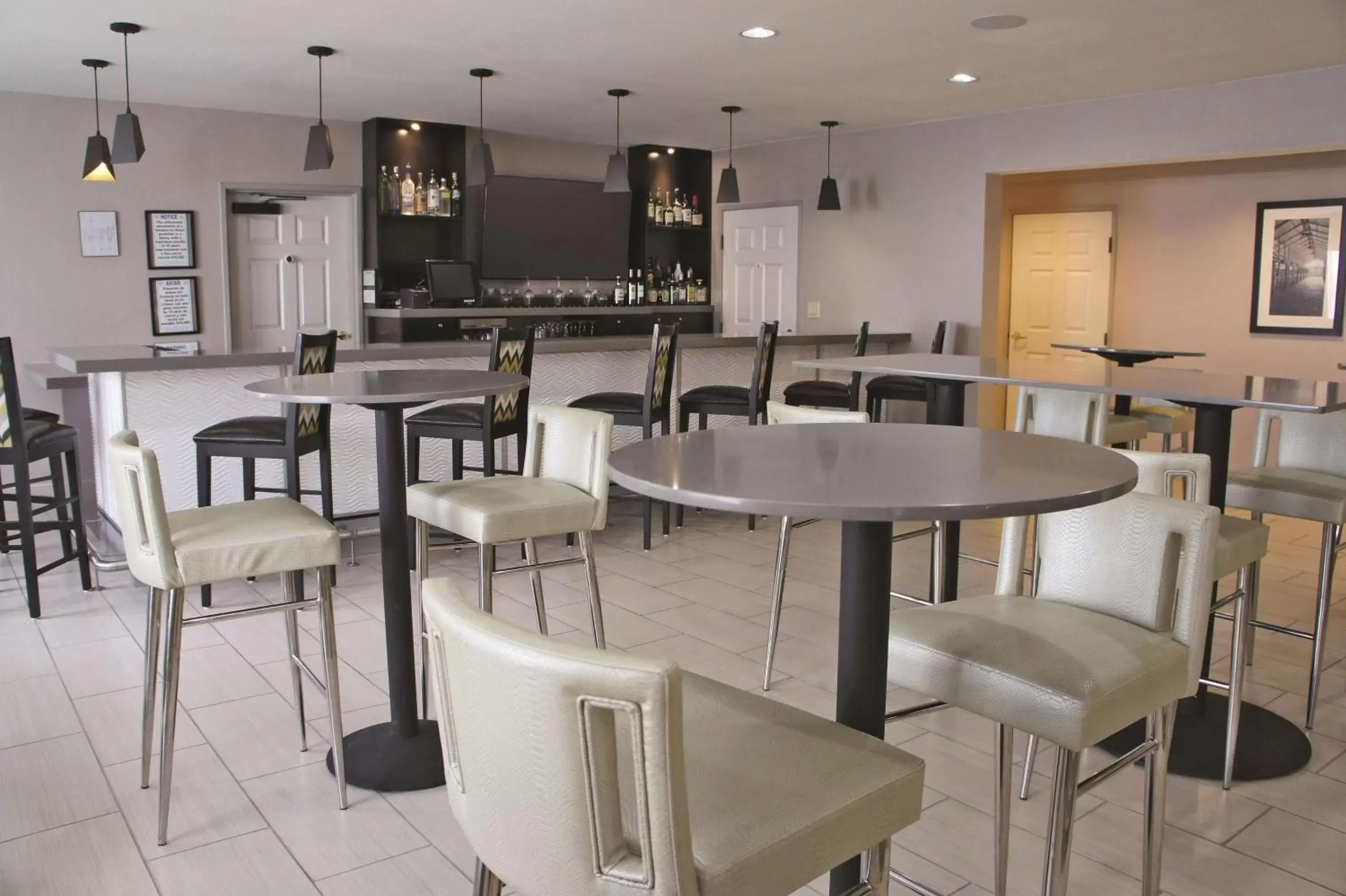 Lounge or bar in La Quinta by Wyndham Houston North-Spring