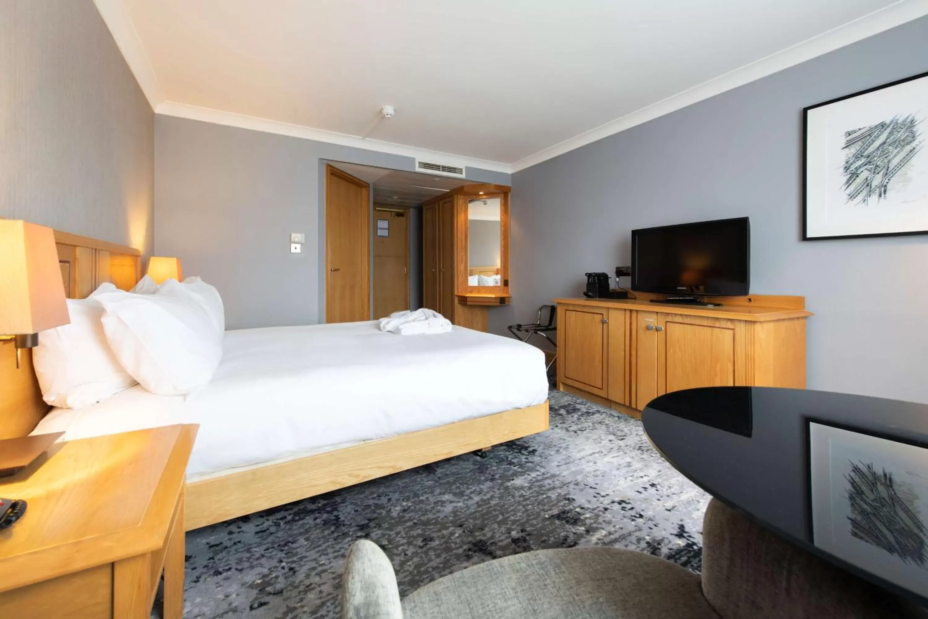 Bed, TV/Entertainment Center in DoubleTree by Hilton Swindon Hotel