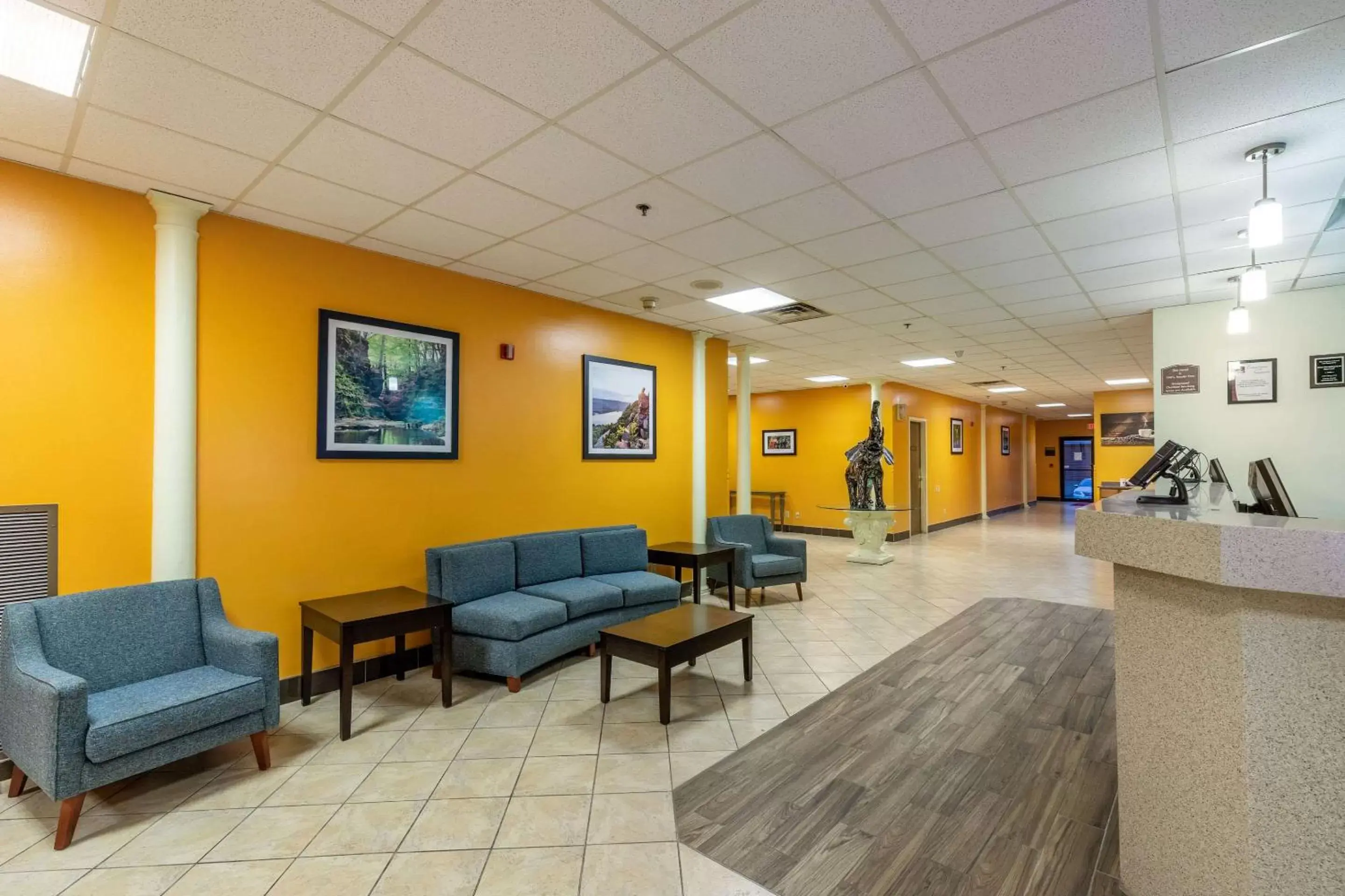 Lobby or reception, Lounge/Bar in Clarion Hotel and Convention Center Baraboo