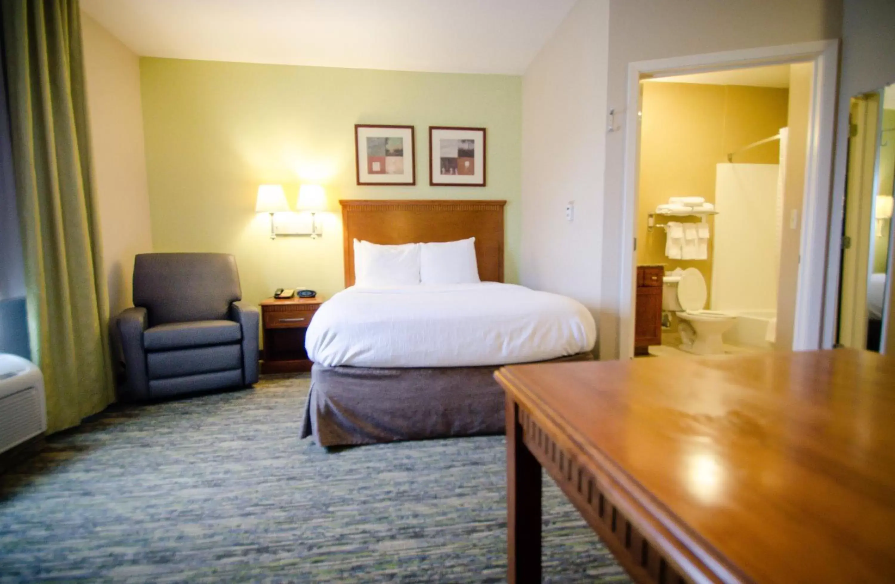 Photo of the whole room, Bed in Candlewood Suites Temple, an IHG Hotel