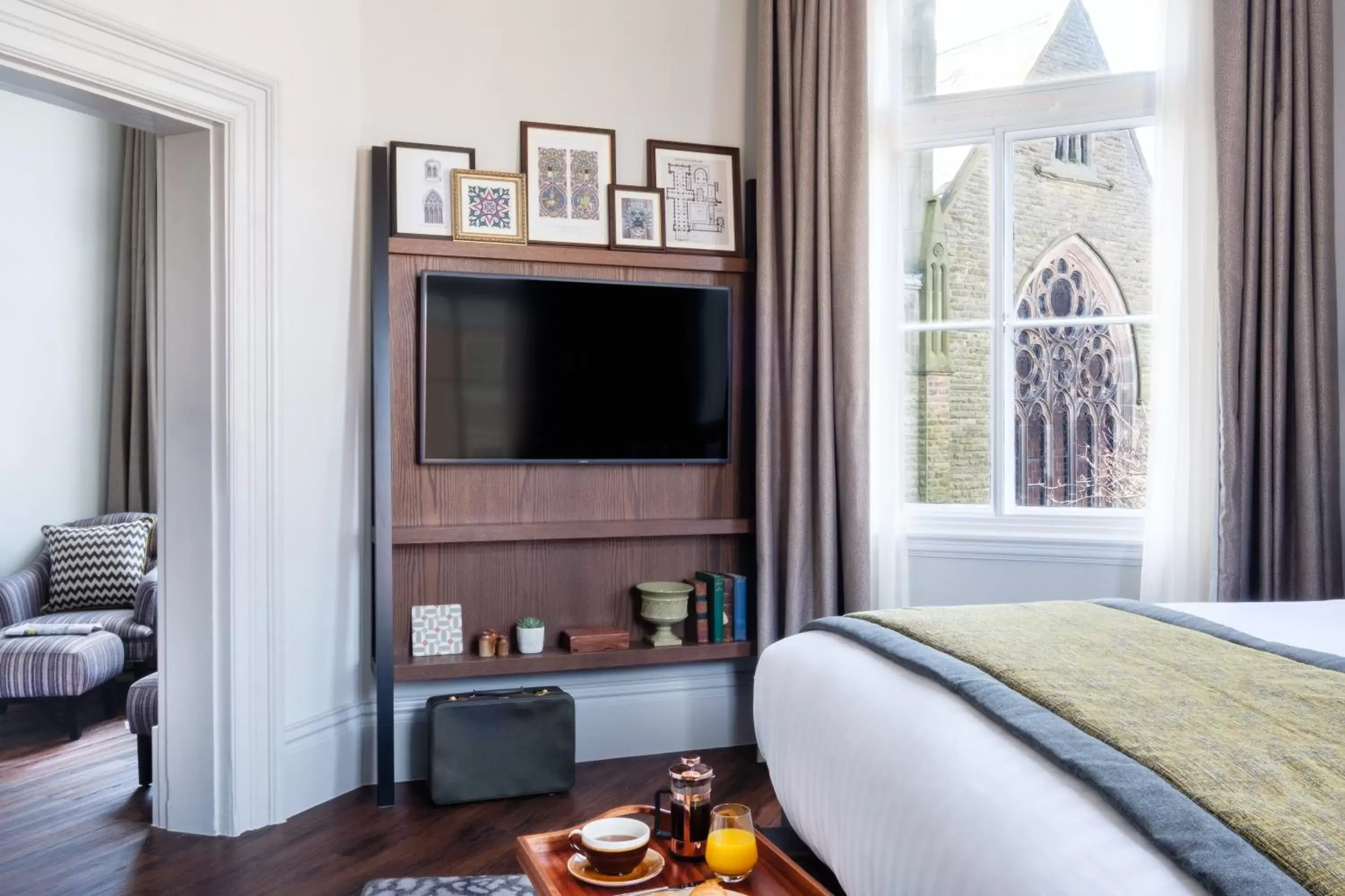 Bedroom, TV/Entertainment Center in Hotel Indigo - Durham, an IHG Hotel