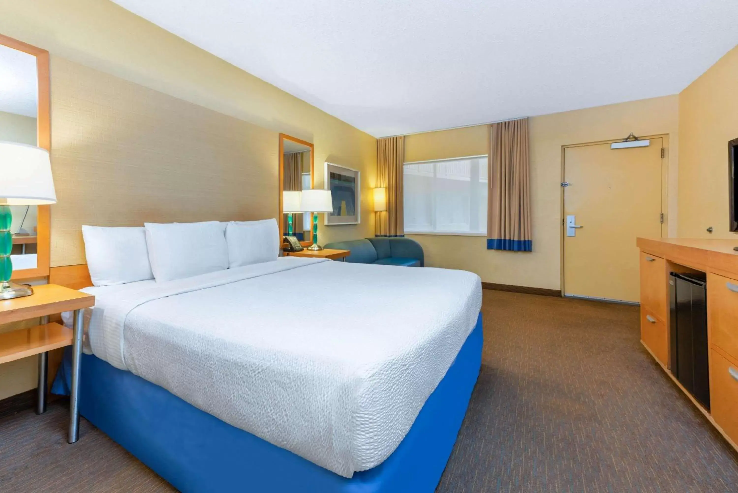 Photo of the whole room, Bed in La Quinta by Wyndham Fort Lauderdale Pompano Beach