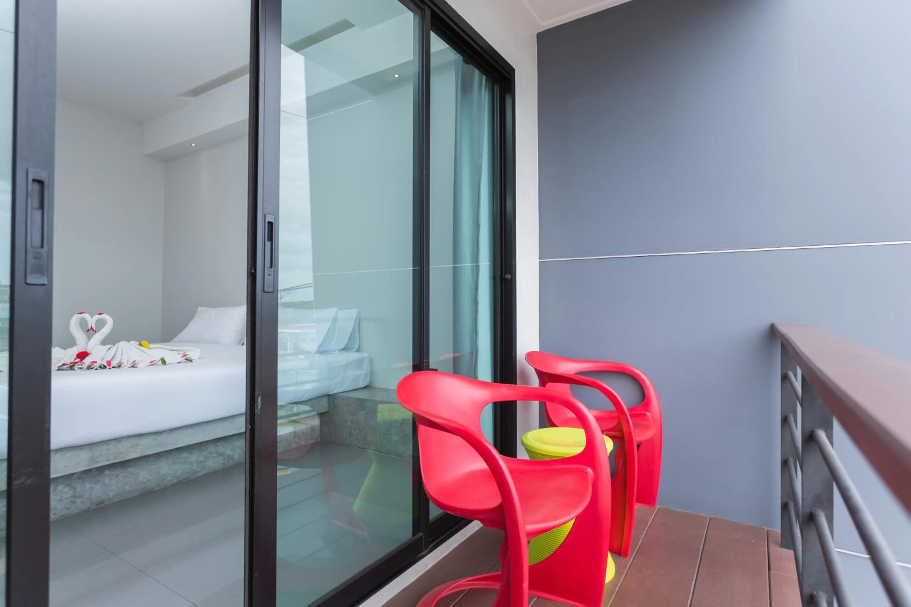 Balcony/Terrace, Bed in Riverside Hotel