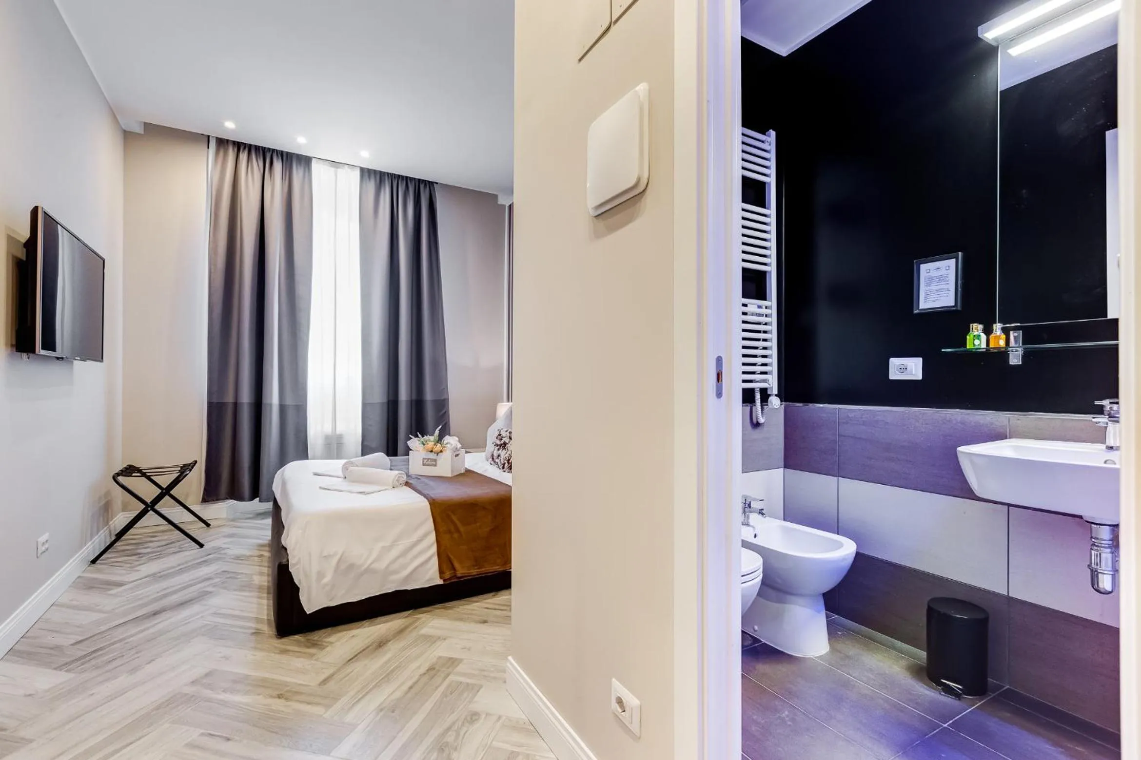 Bathroom, Bed in Hanky Suite