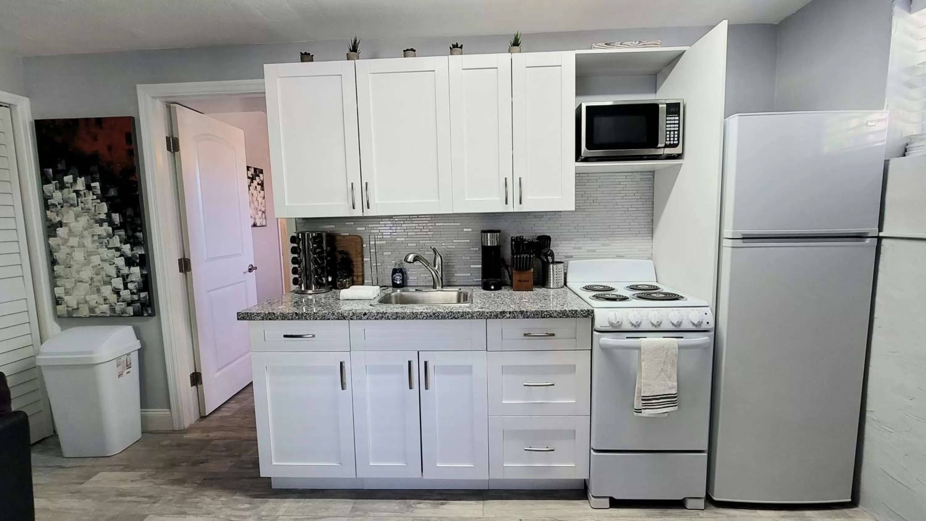 Kitchen or kitchenette in Barefoot mailman motel