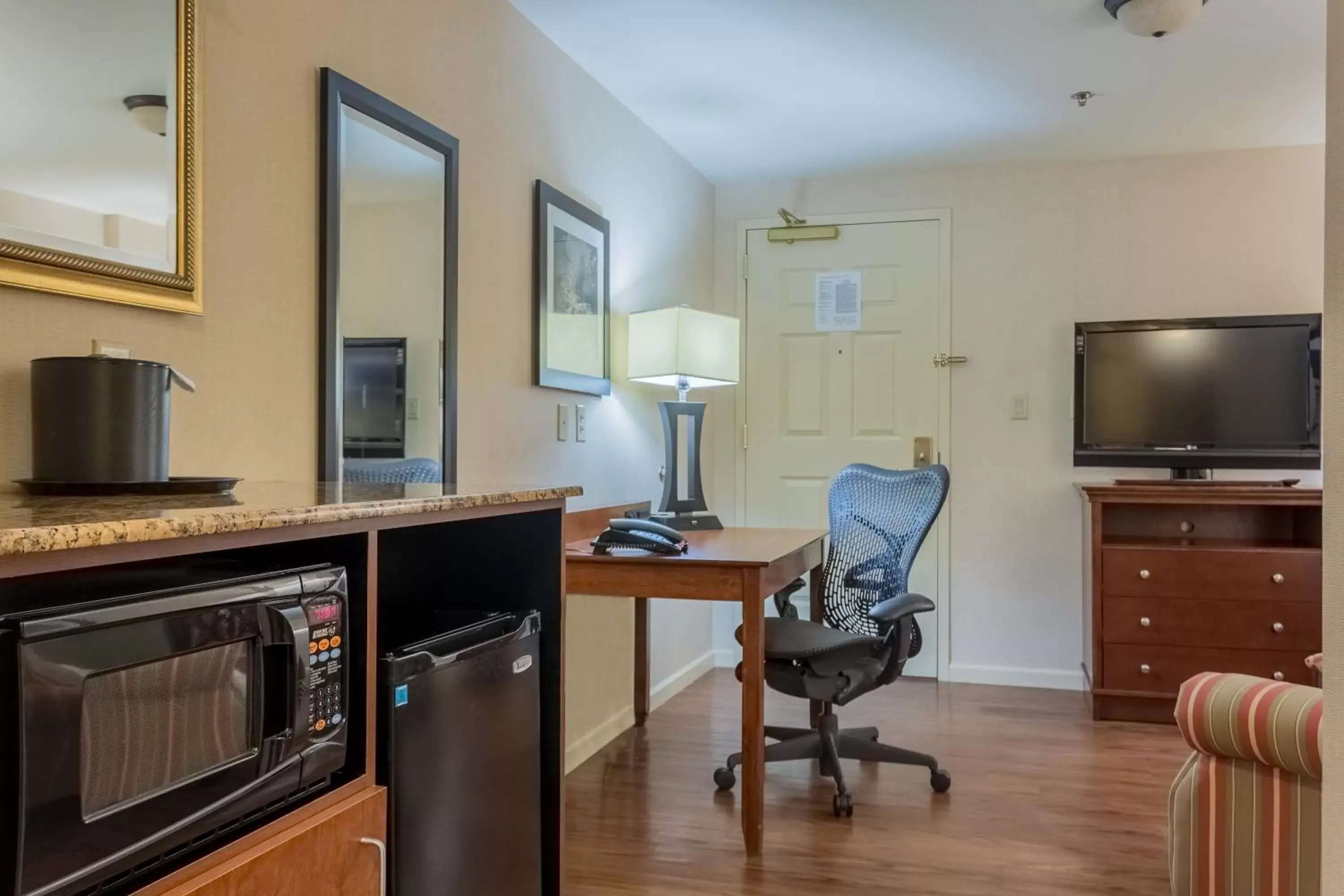 TV and multimedia, TV/Entertainment Center in Country Inn & Suites by Radisson, Knoxville at Cedar Bluff, TN