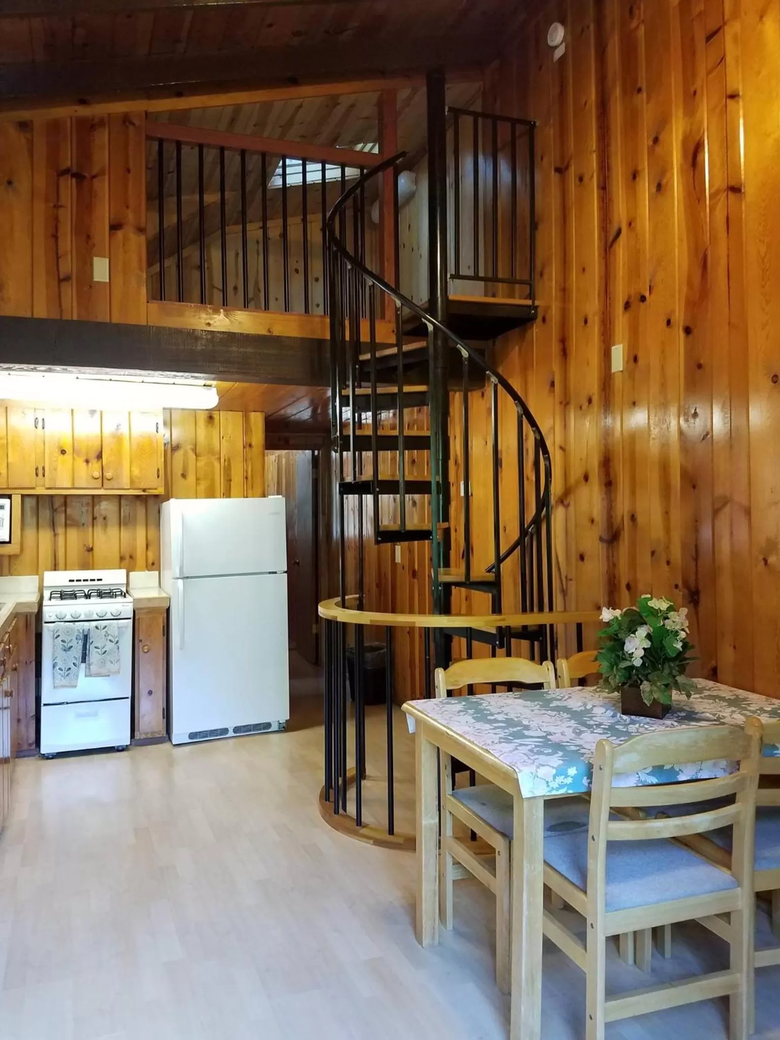 Kitchen or kitchenette, Dining Area in Fern River Resort