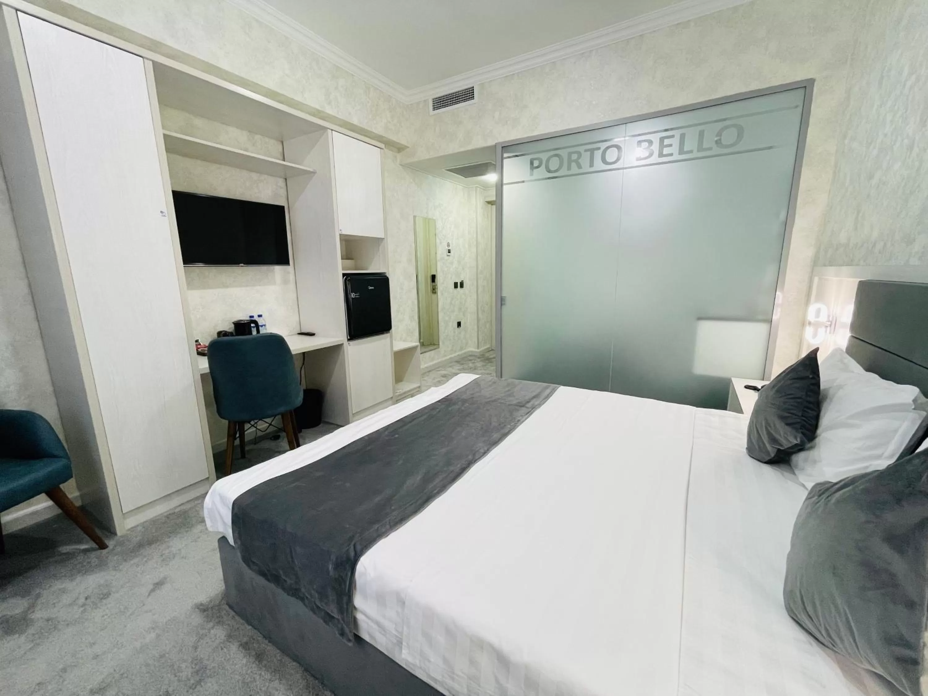 Photo of the whole room, Bed in Porto Bello Hotel