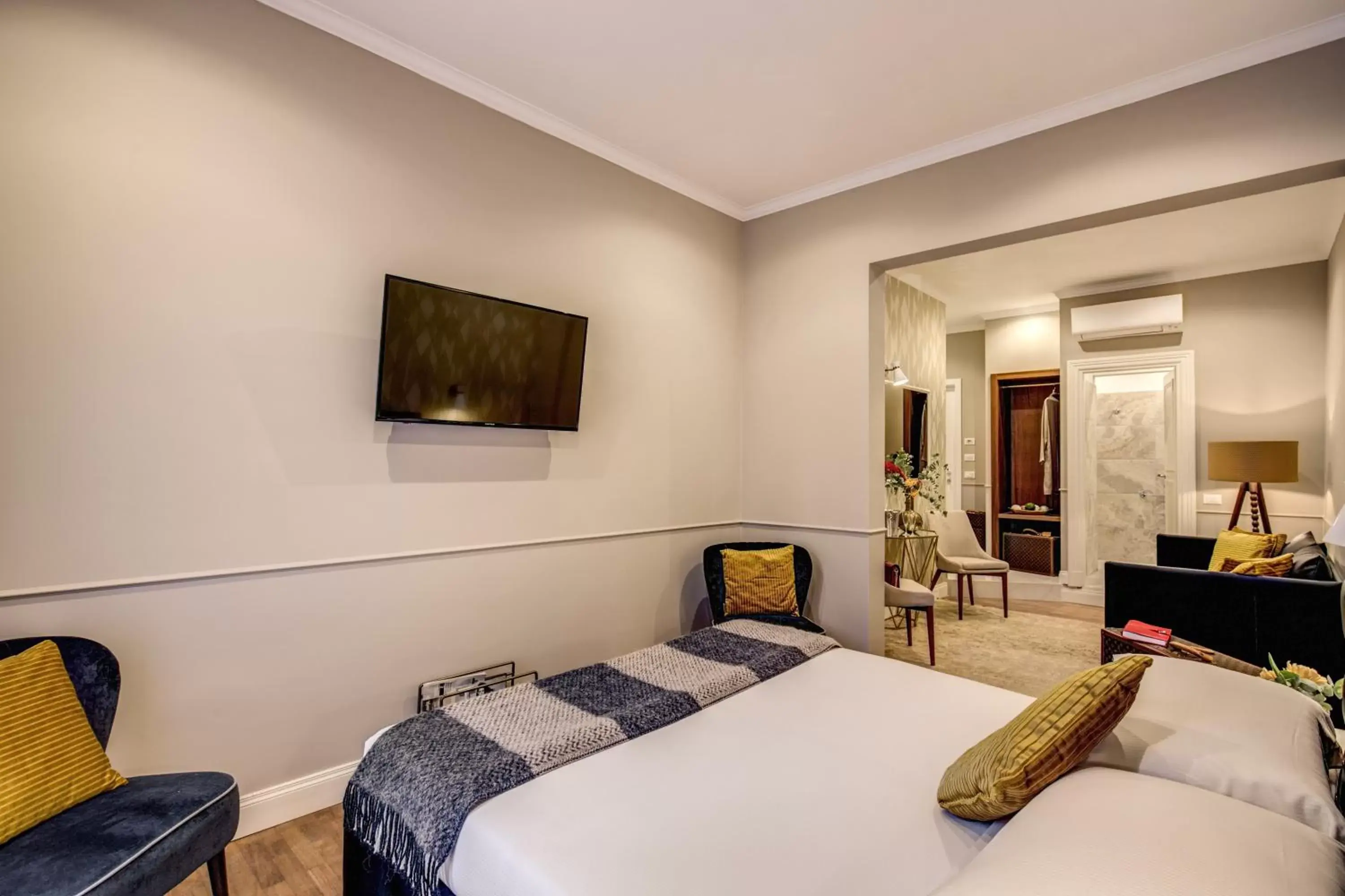 Bed, TV/Entertainment Center in Charme Spagna Boutique Hotel
