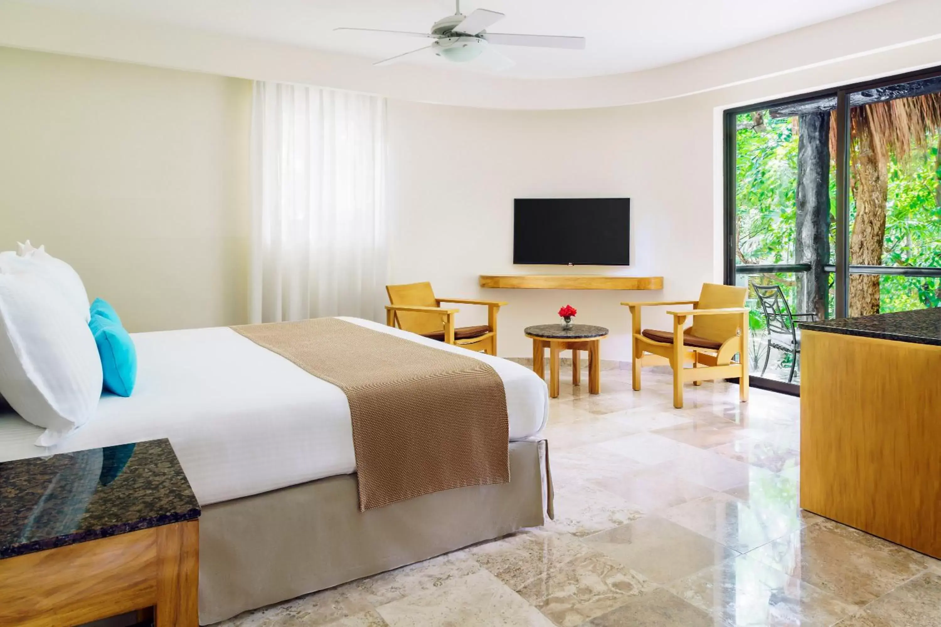 Bedroom, TV/Entertainment Center in The Reef Playacar Resort & Spa-Optional All Inclusive