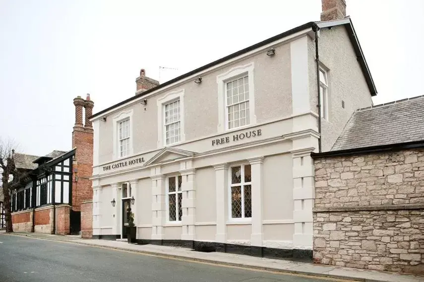 Facade/entrance, Property Building in The Castle Hotel Wetherspoon