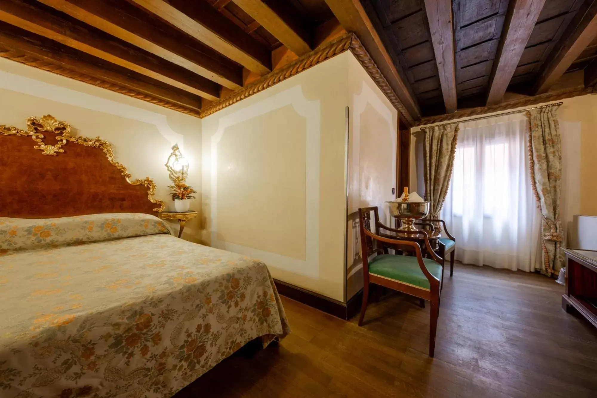 Bed in Hotel San Moisè