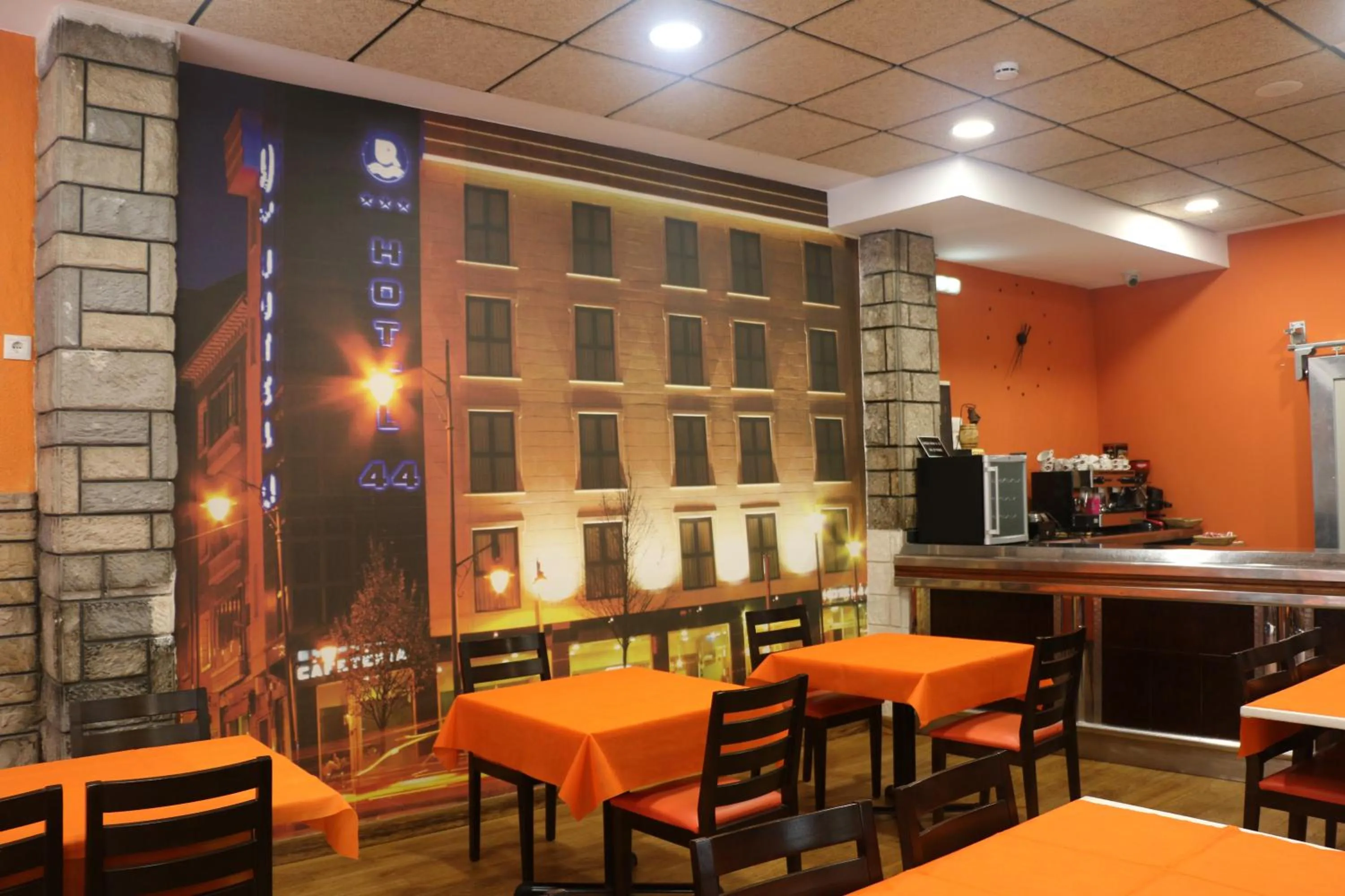 Restaurant/places to eat in Hotel 44