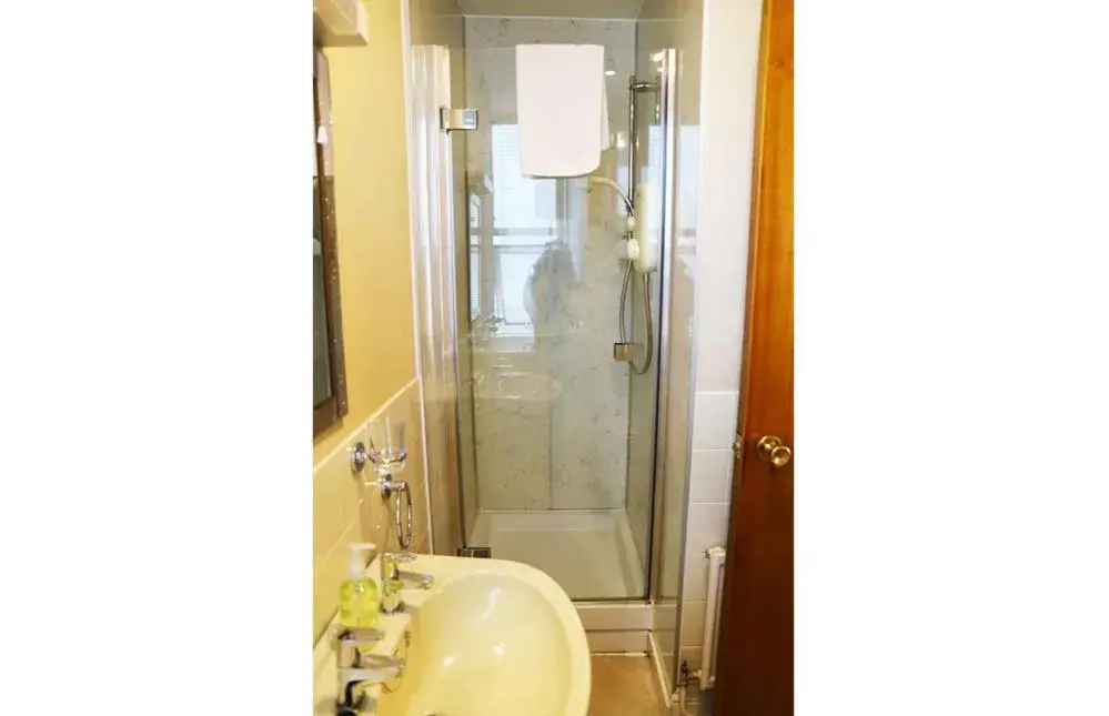 #7 King/Twin Ensuite in The Thornhill #7 King/Twin Ensuite in The Thornhill