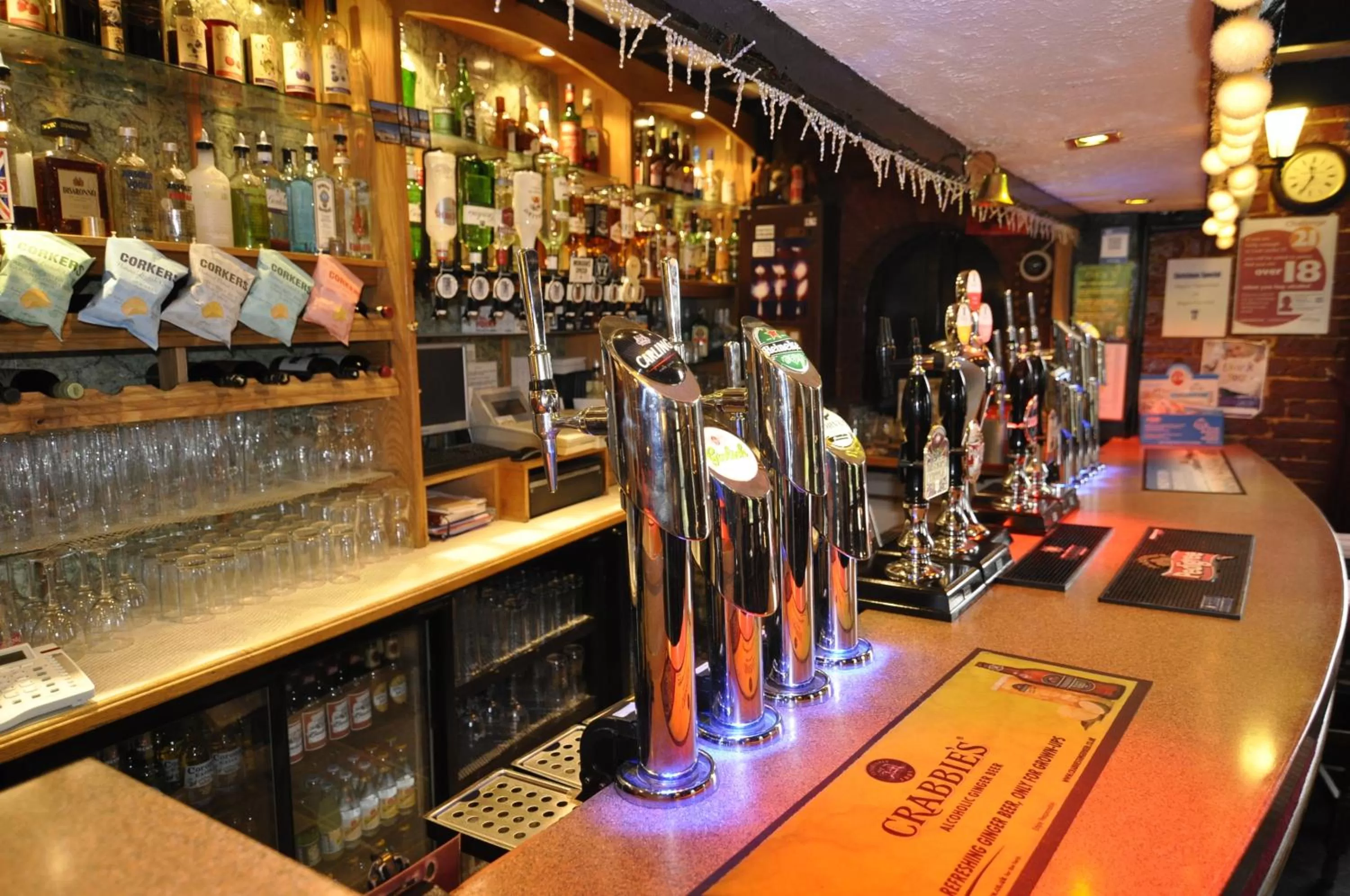 Lounge or bar in The Roundabout Hotel