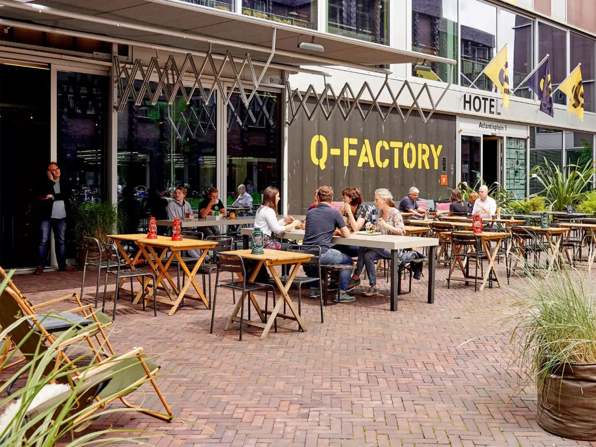 Balcony/Terrace, Restaurant/Places to Eat in Q-Factory Hotel